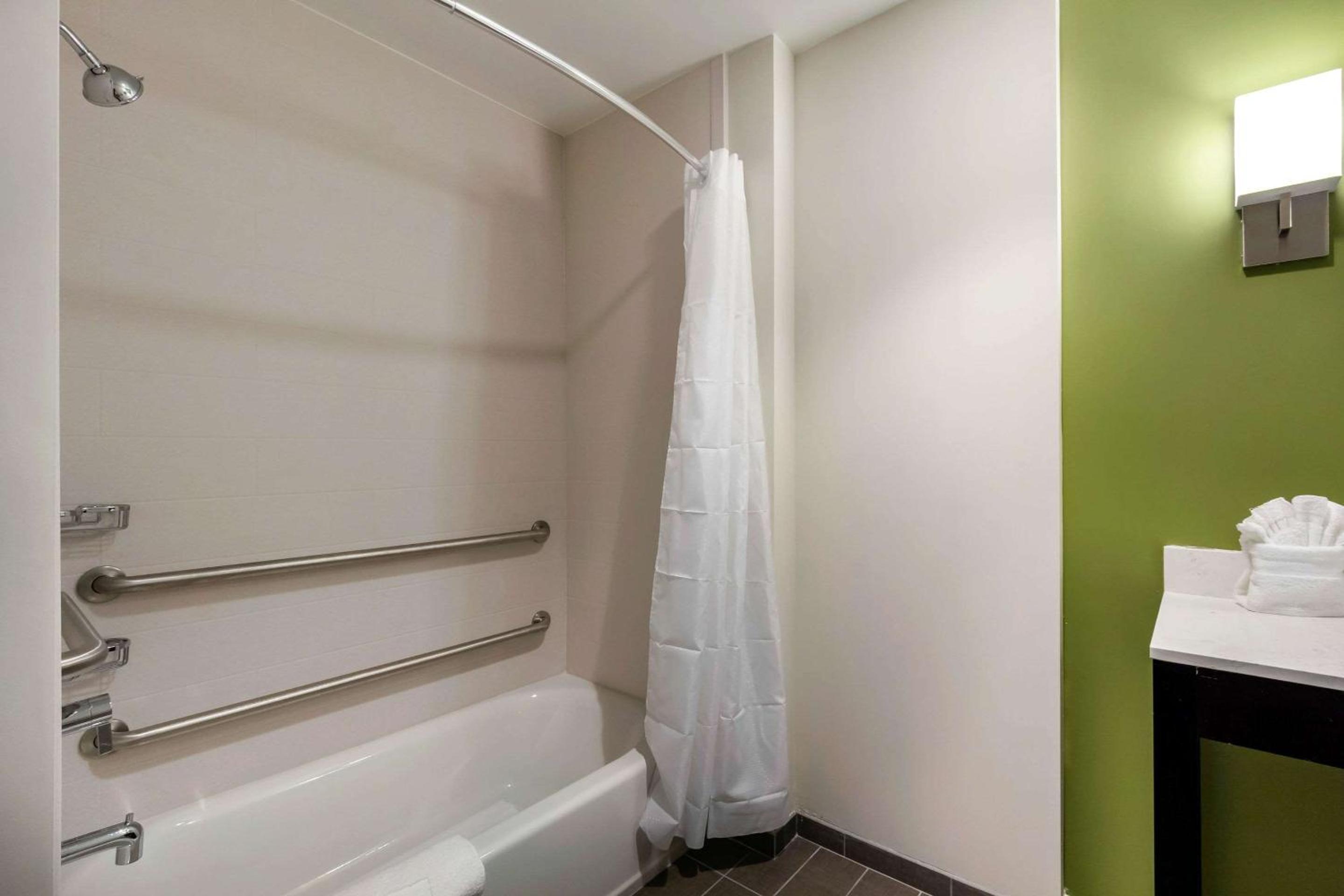 Queen Room with Two Queen Beds - Accessible/Non-Smoking  - Photo 4