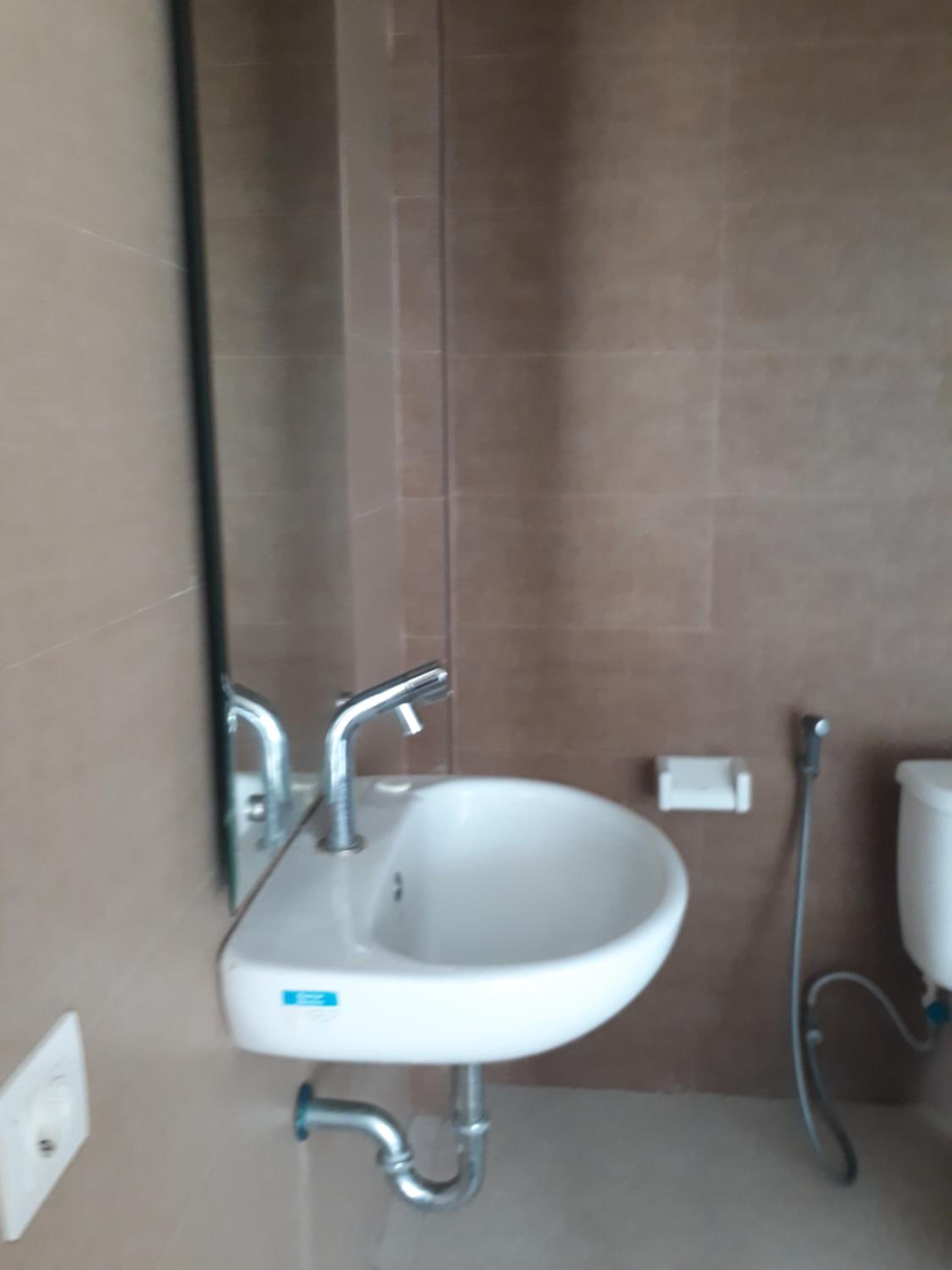 Double Room with Balcony - Photo 8