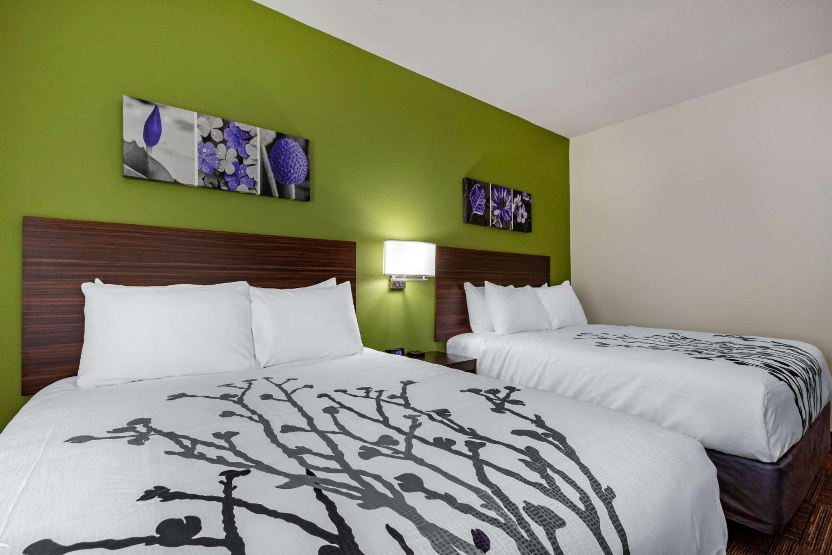 Standard Queen Room with Two Queen Beds - Non-Smoking - Photo 1