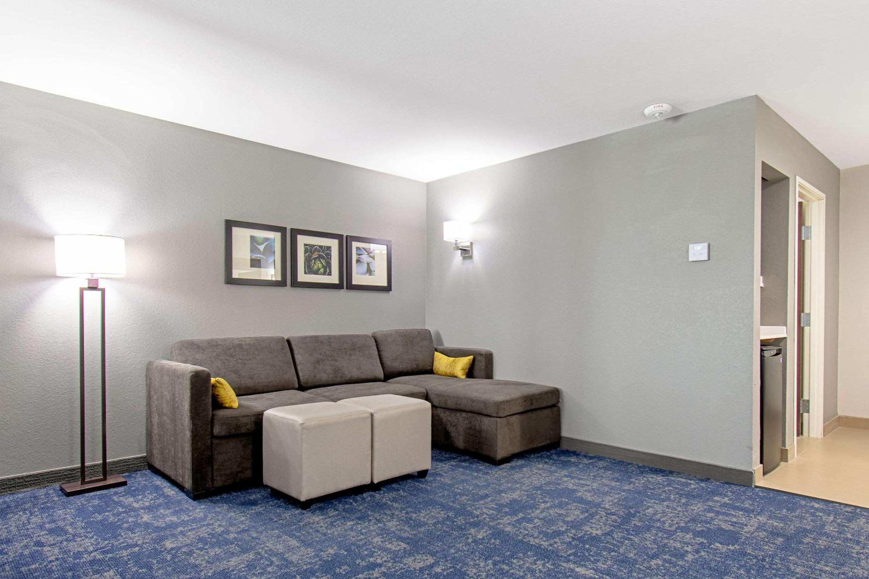 Superior Queen Suite with Two Queen Beds - Non-Smoking - Photo 3