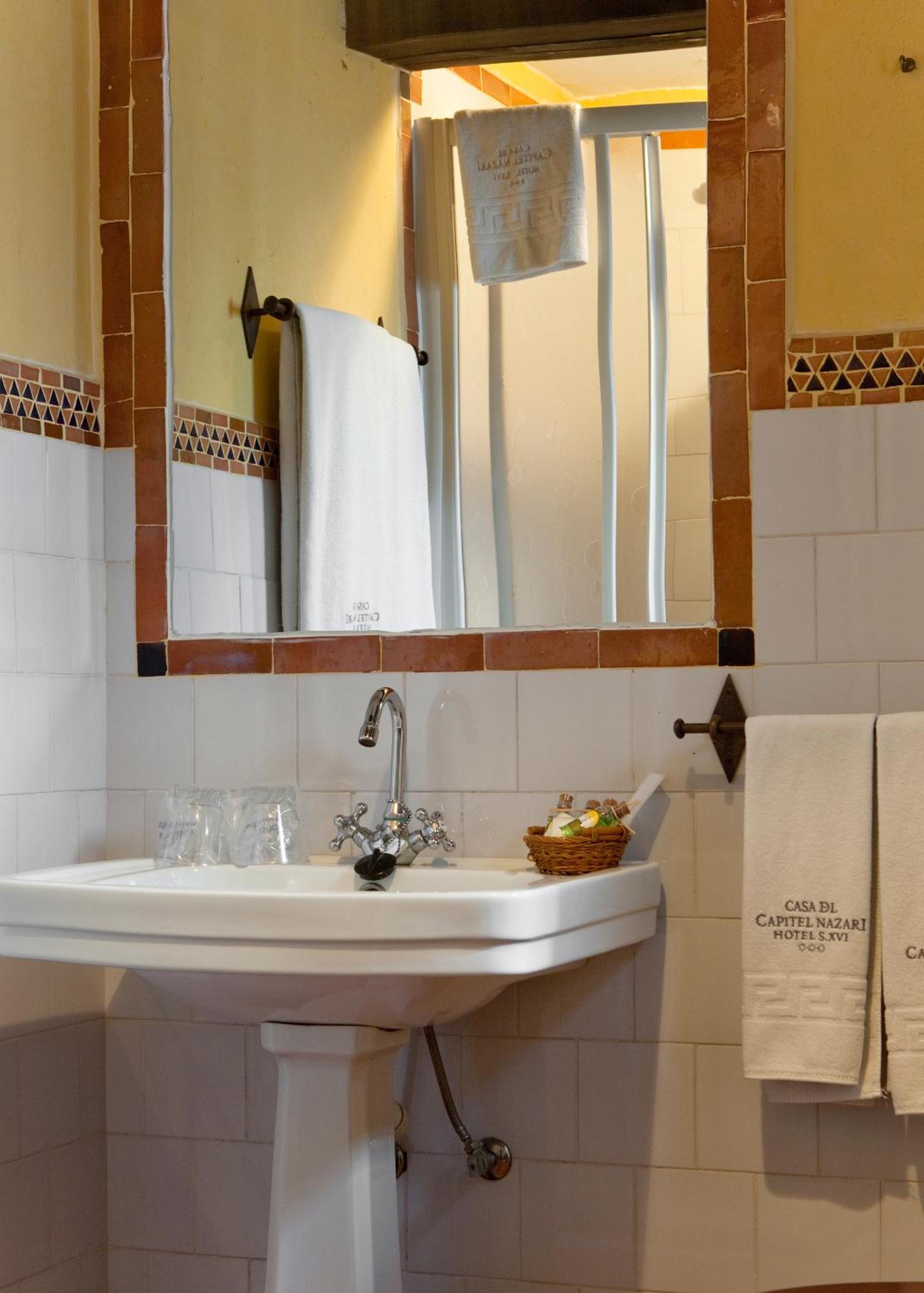 Standard Double or Twin Room - Photo 16