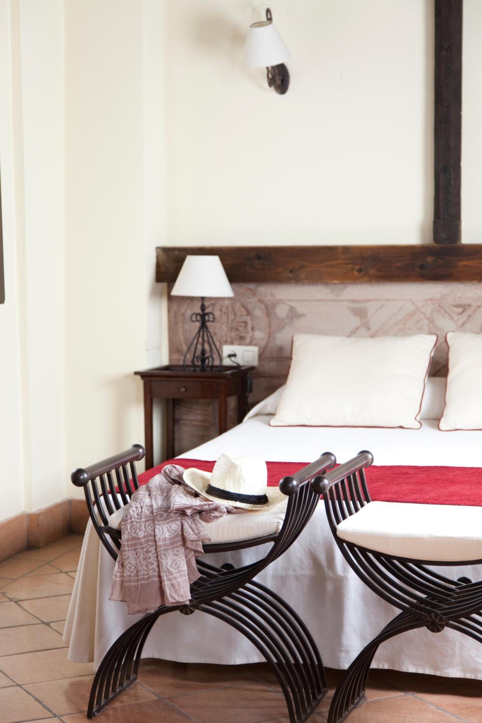 Standard Double or Twin Room - Photo 12