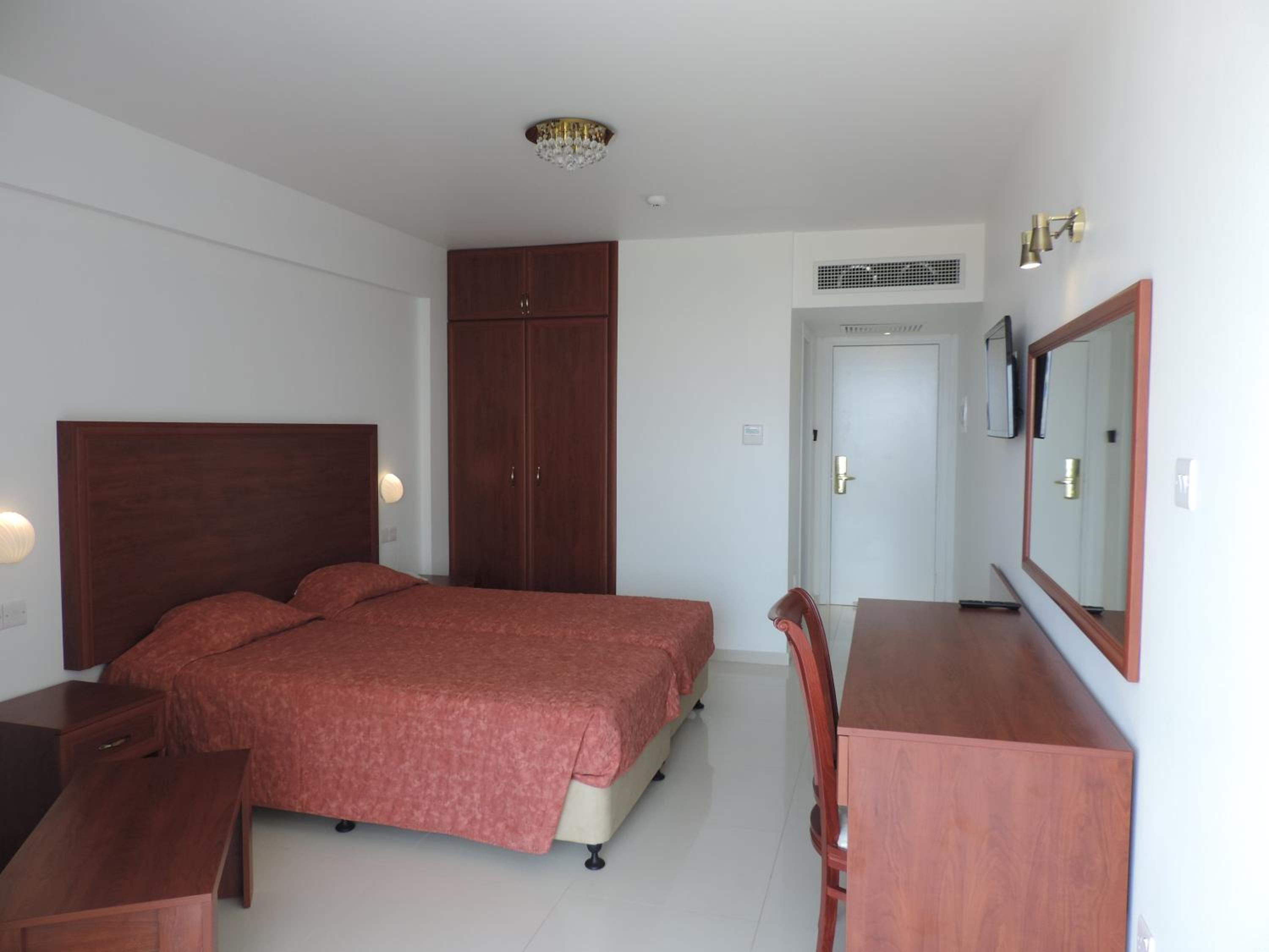 Superior Room with Sea View - Photo 4