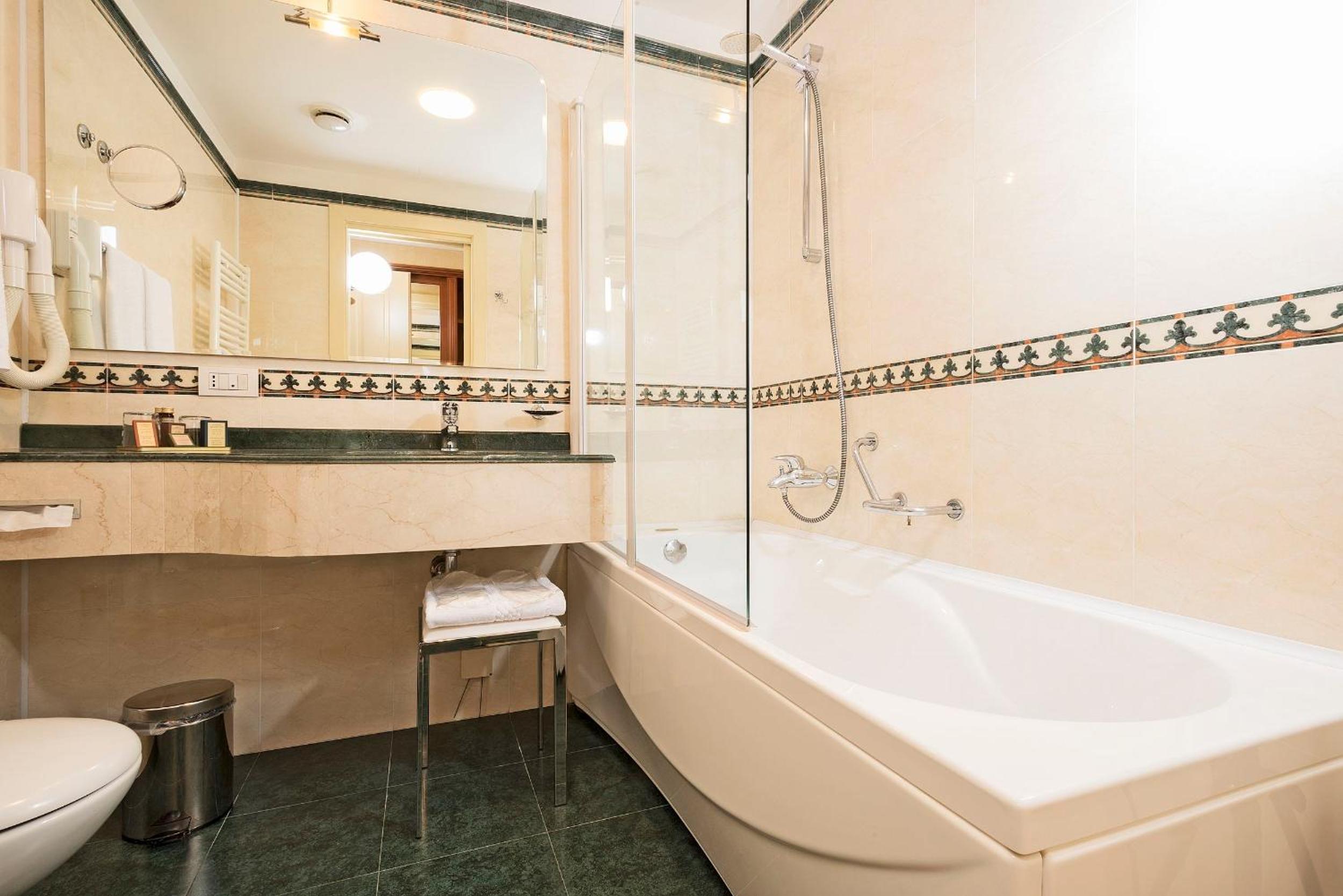 Deluxe Double or Twin Room - Photo 3