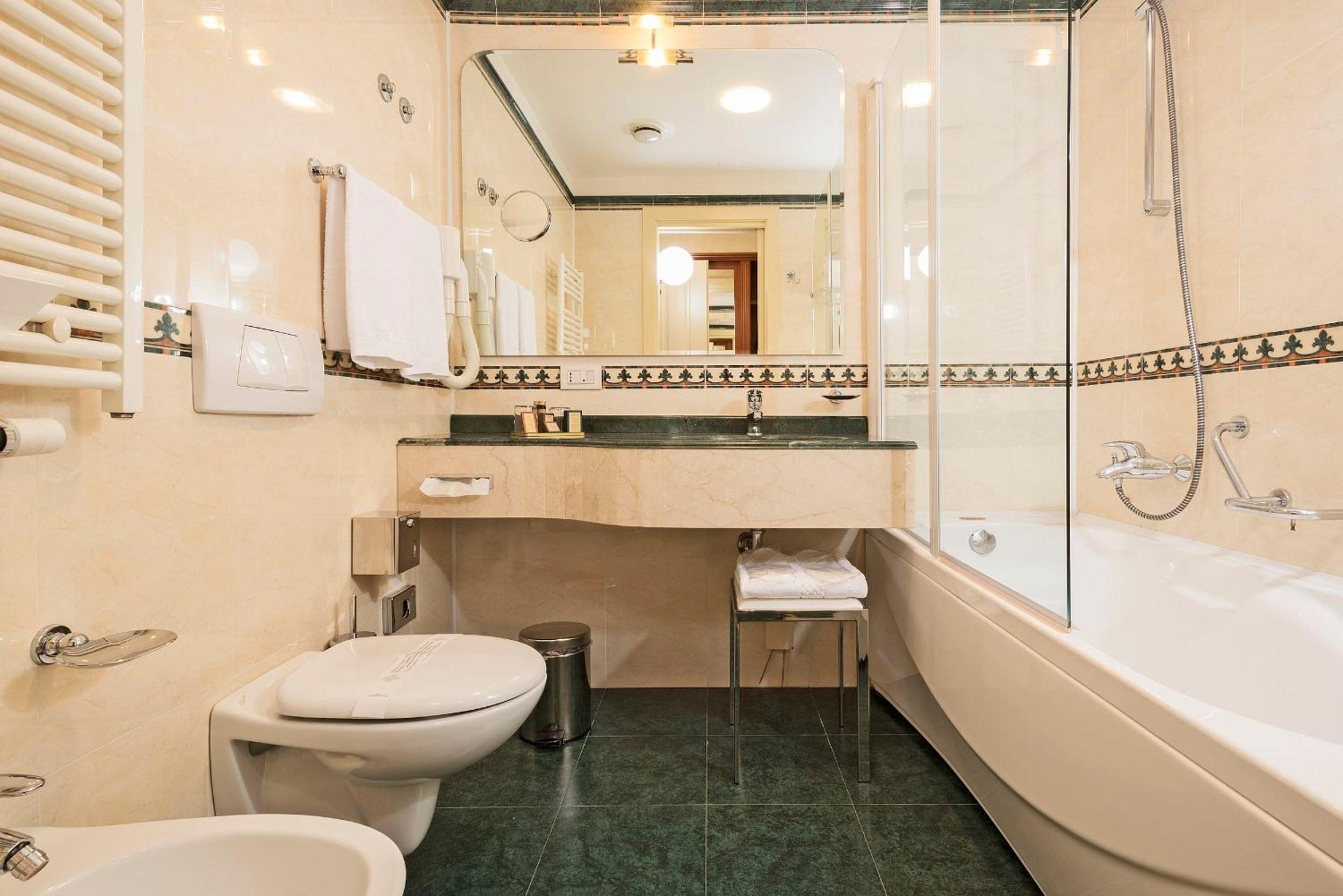 Deluxe Double or Twin Room - Photo 2