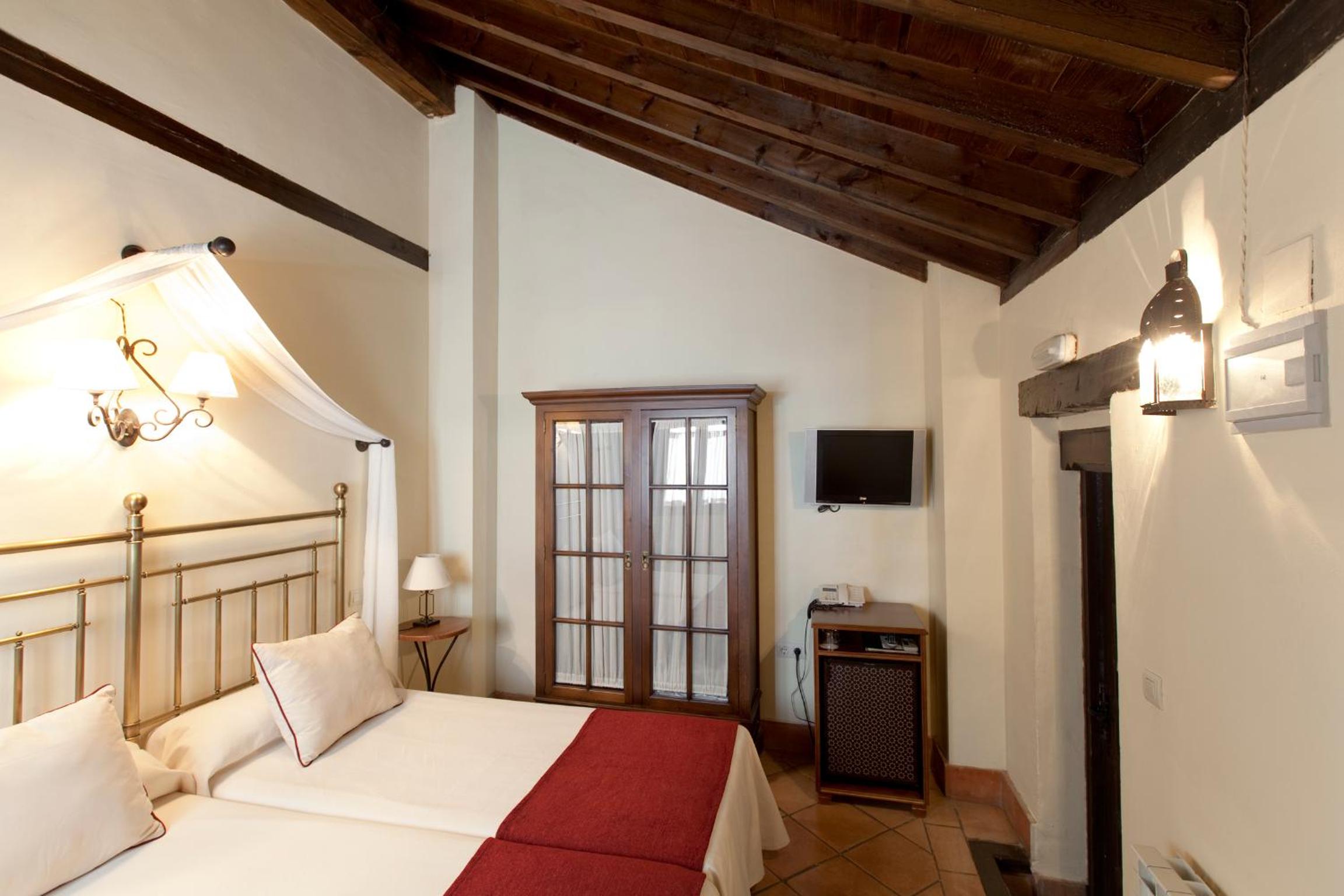 Standard Double or Twin Room - Photo 17