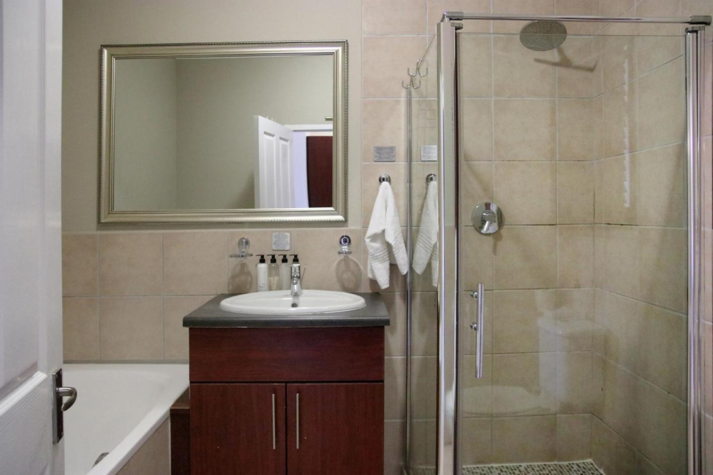 Double or Twin Room with Balcony - Photo 17
