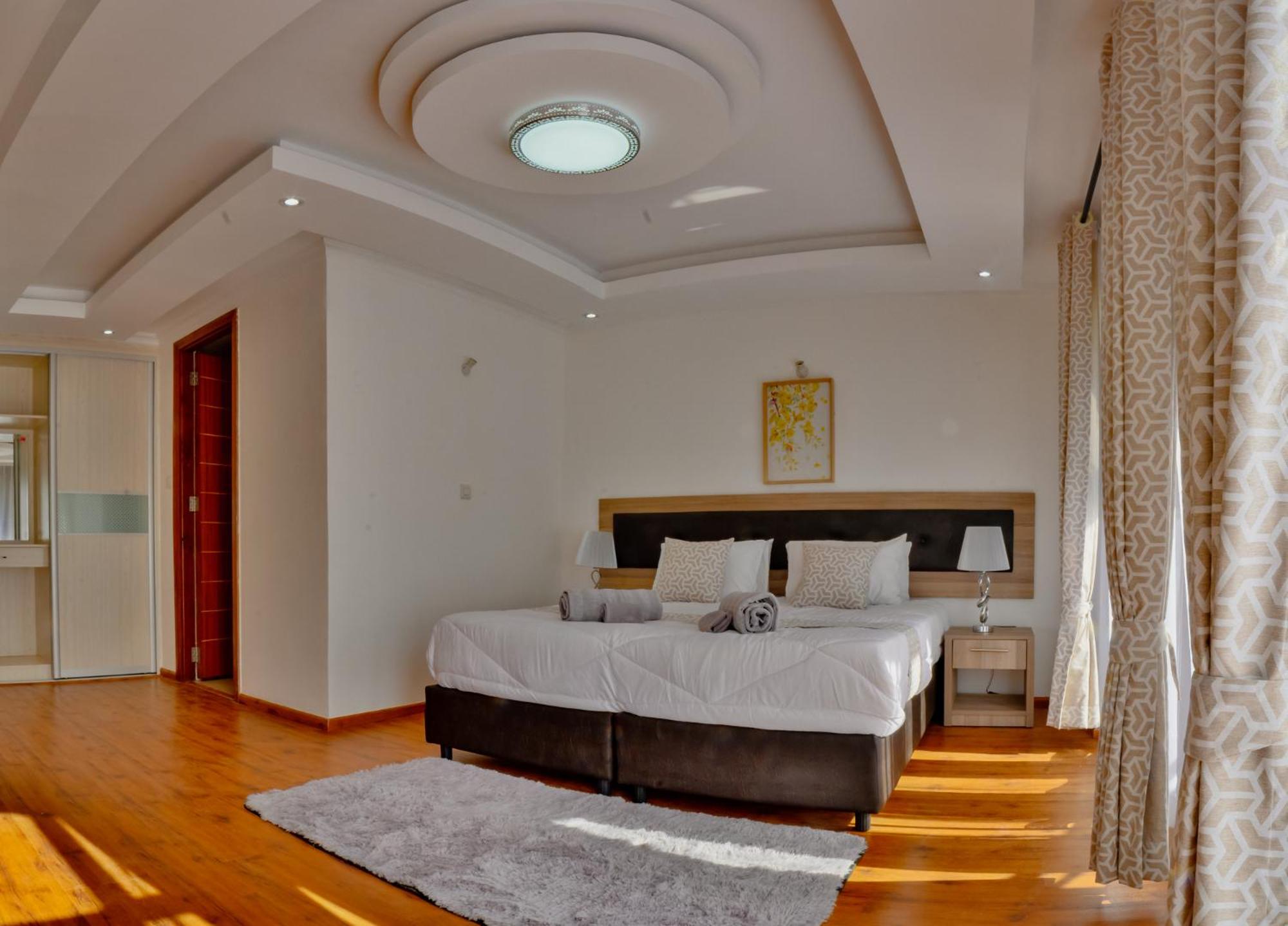 Standard King Room - Photo 11