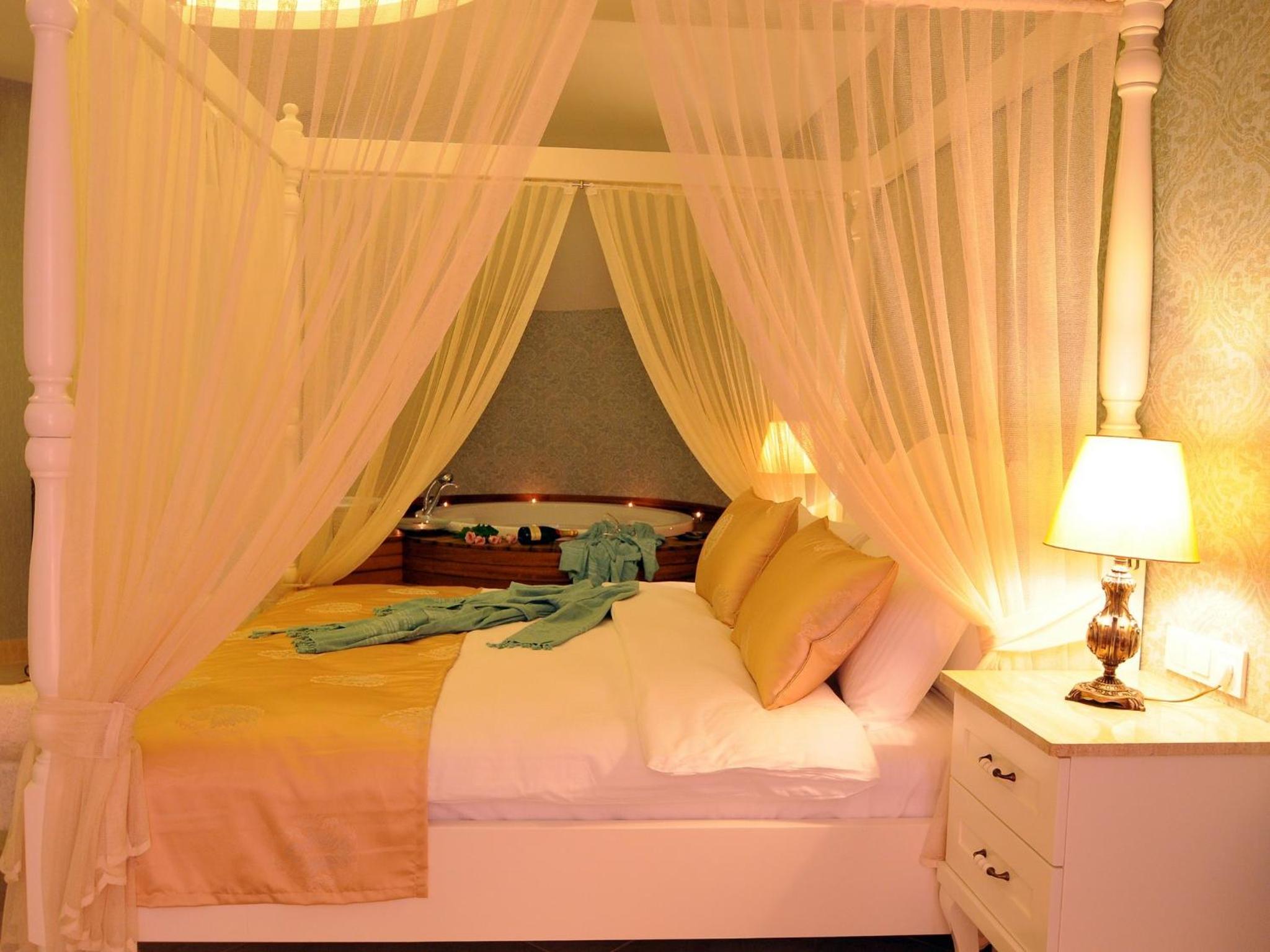 Deluxe Suite with Spa Bath