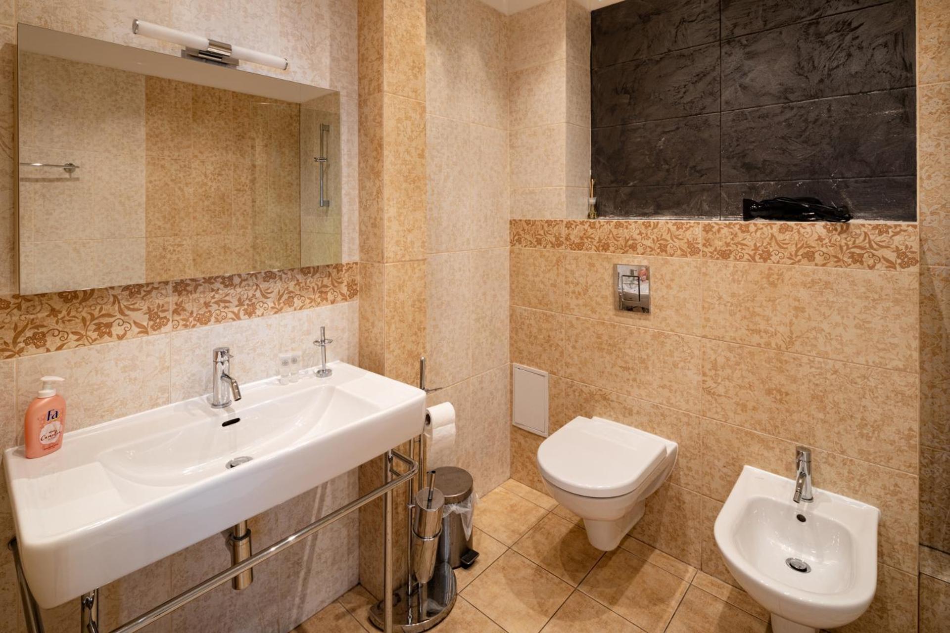One-Bedroom Apartment - Photo 9