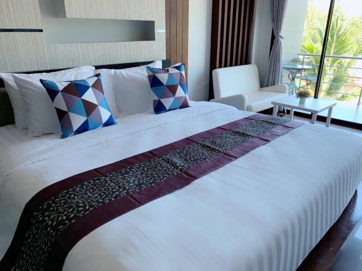 Deluxe Double Room with Side Sea View photo 3