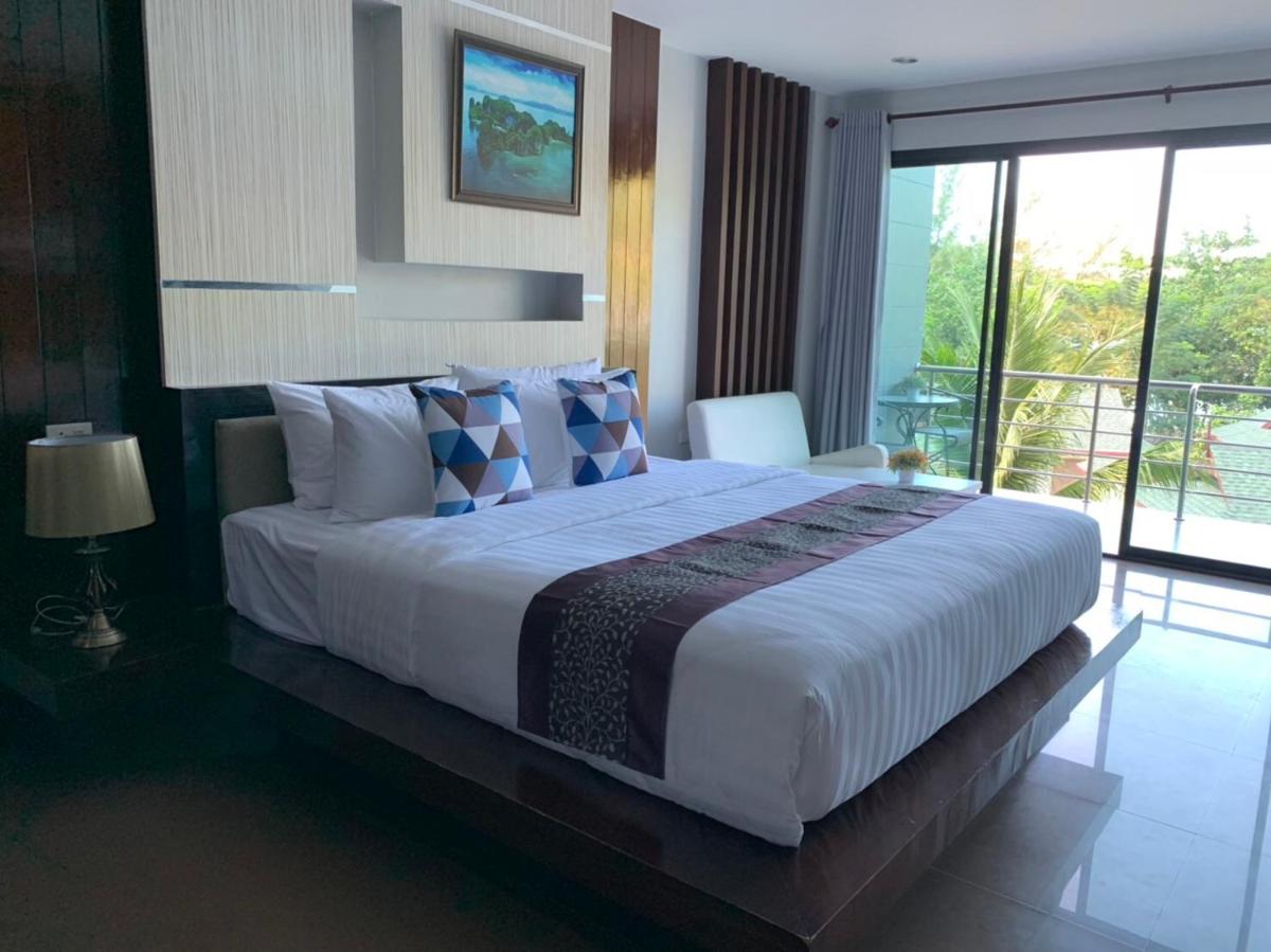 Deluxe Double Room with Side Sea View photo 1