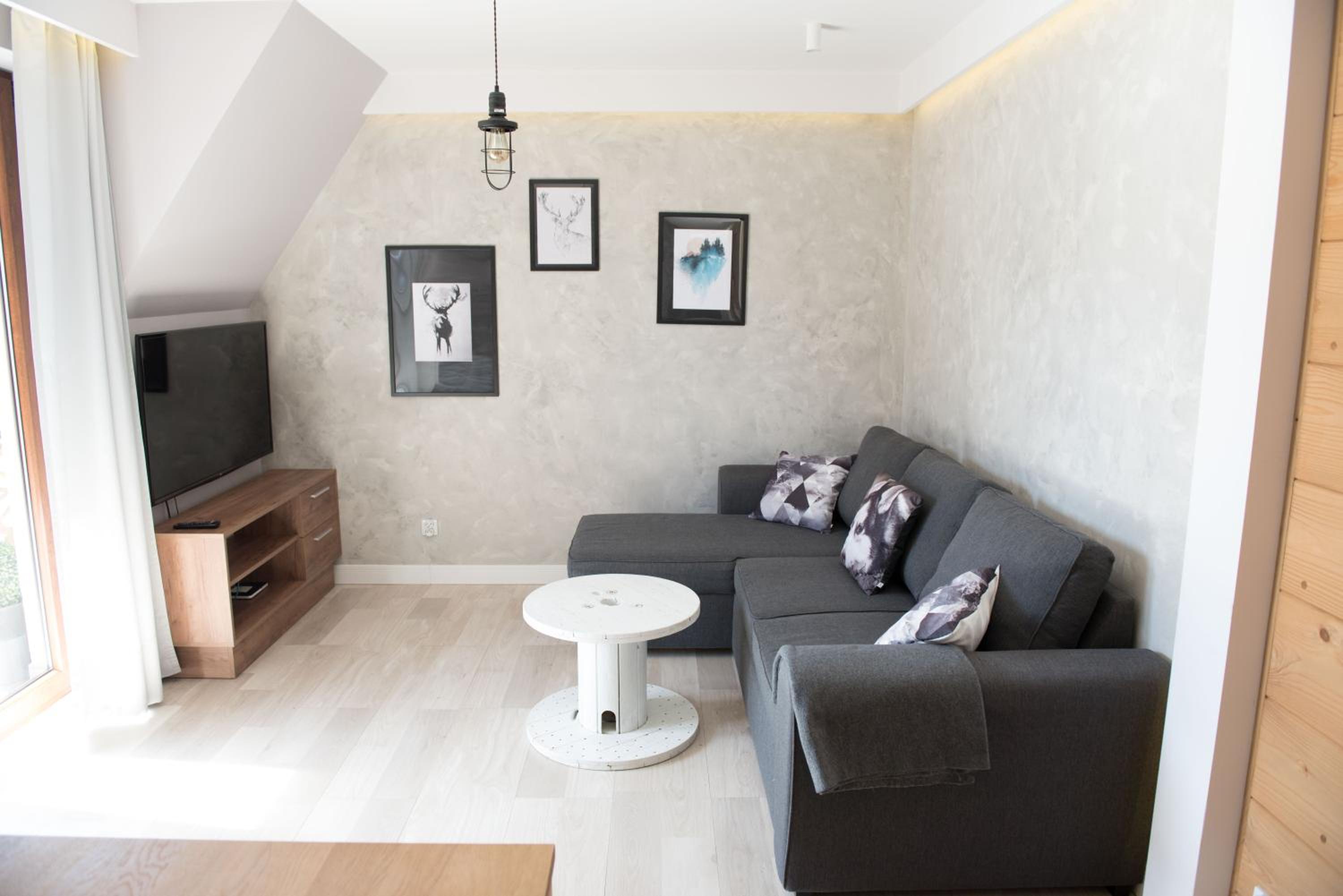 Apartment with Mountain View - Photo 1