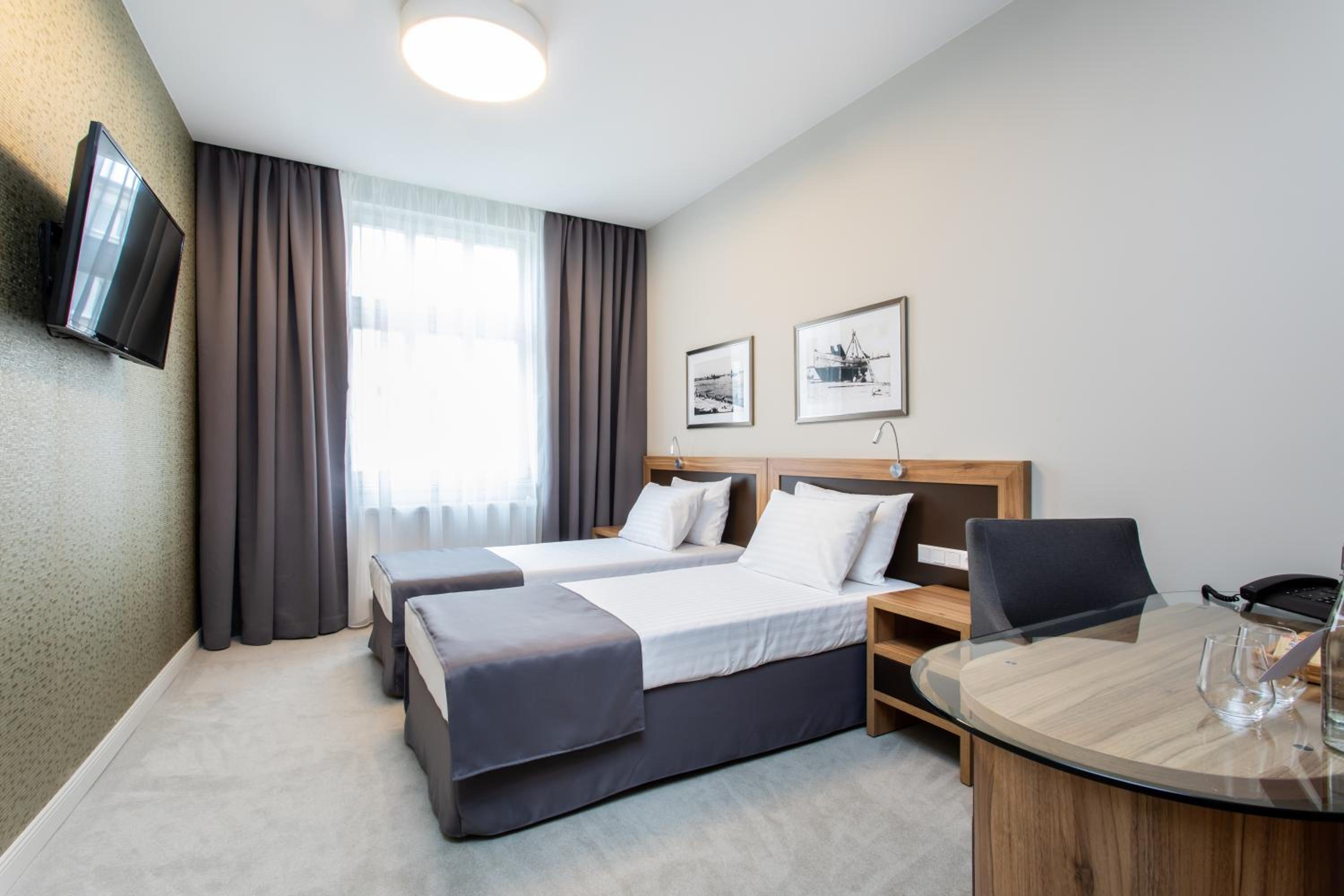 Large Double Room - Photo 1