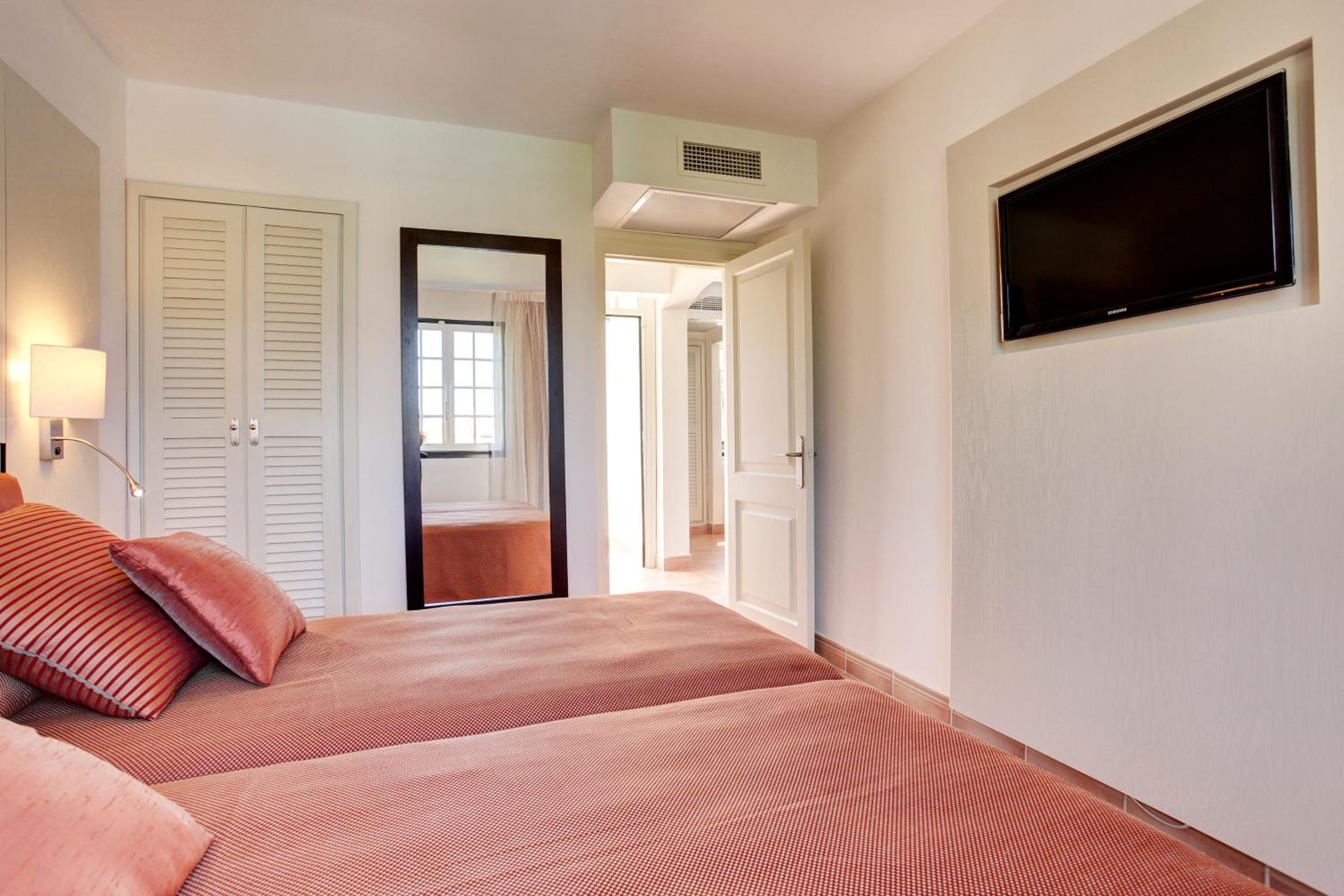 Two-Bedroom Apartment (4 Adults) - Photo 4