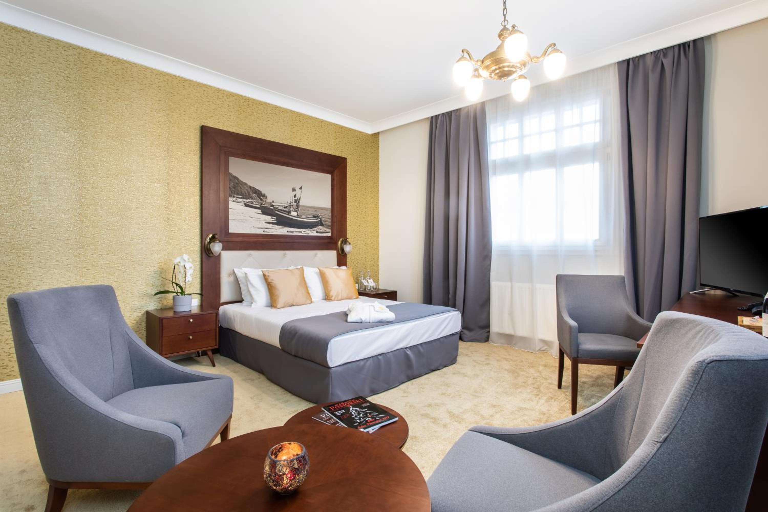 Suite - Photo 1