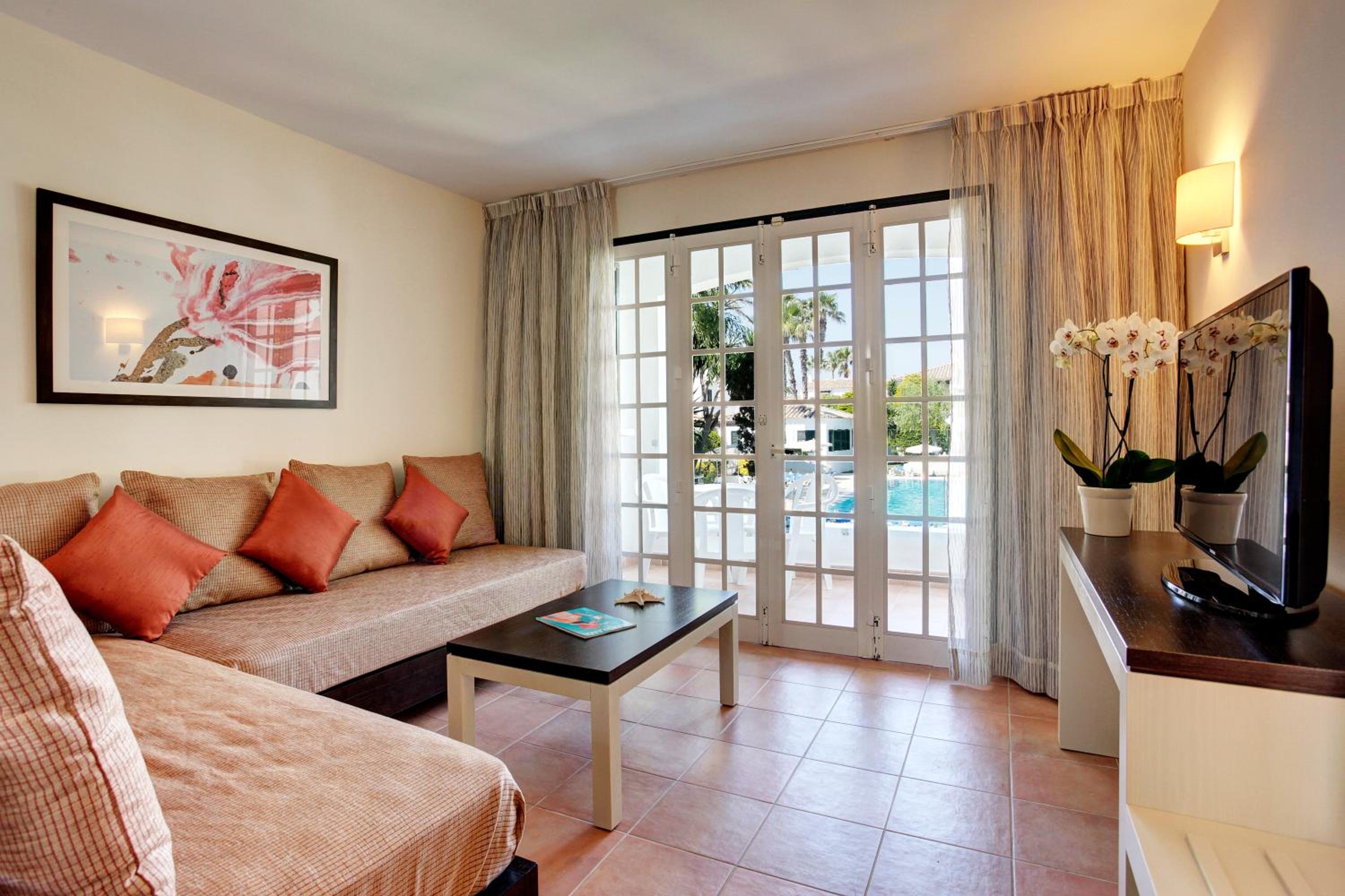 One-Bedroom Apartment (2 Adults + 2 Children) - Photo 3