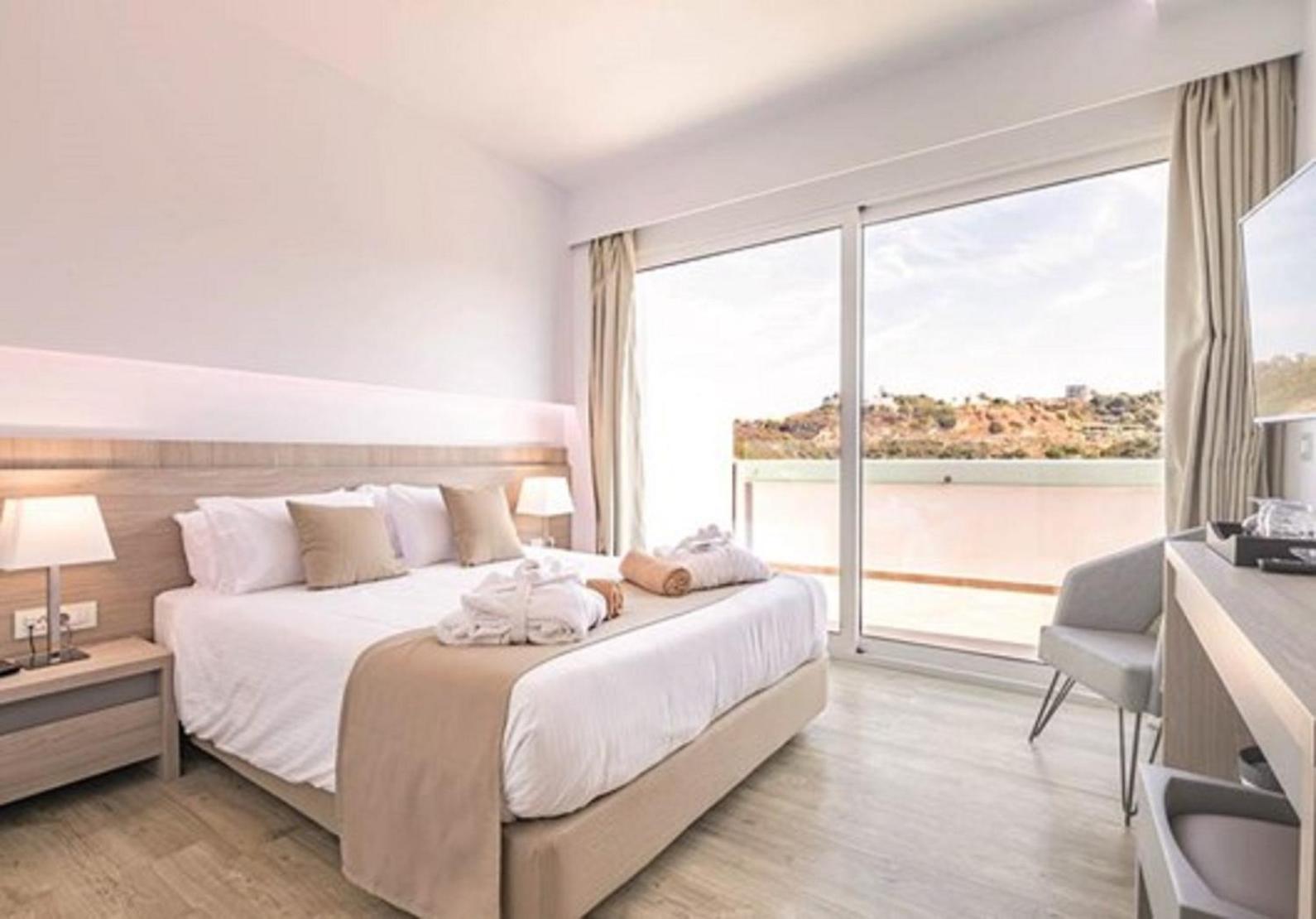 One-Bedroom Suite with Side Sea View
