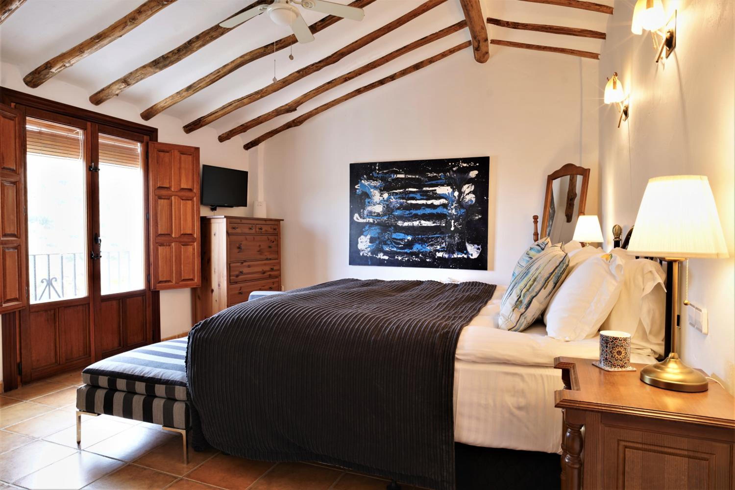 King Room with Balcony - Photo 5