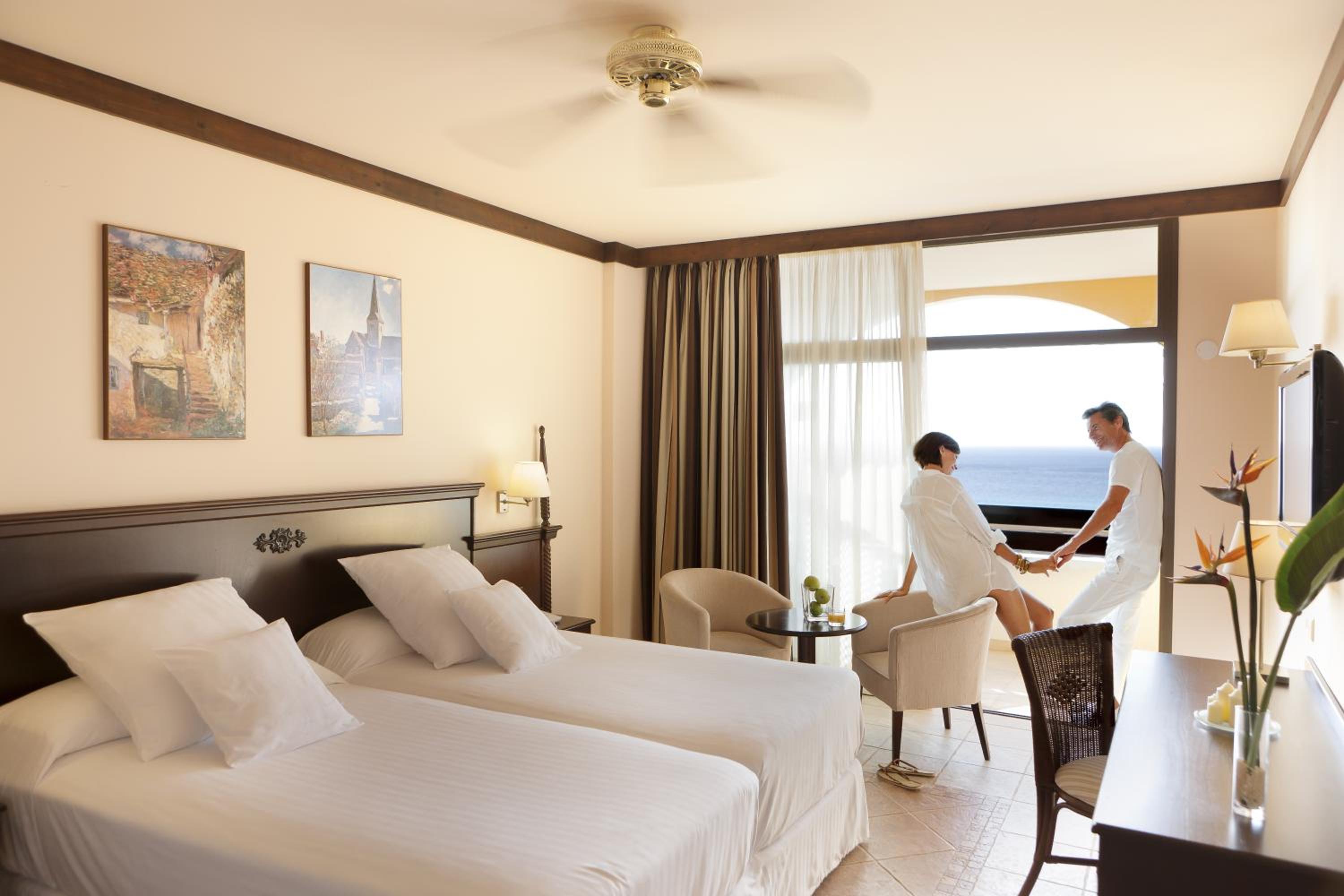 Deluxe Room with Sea View - Photo 4