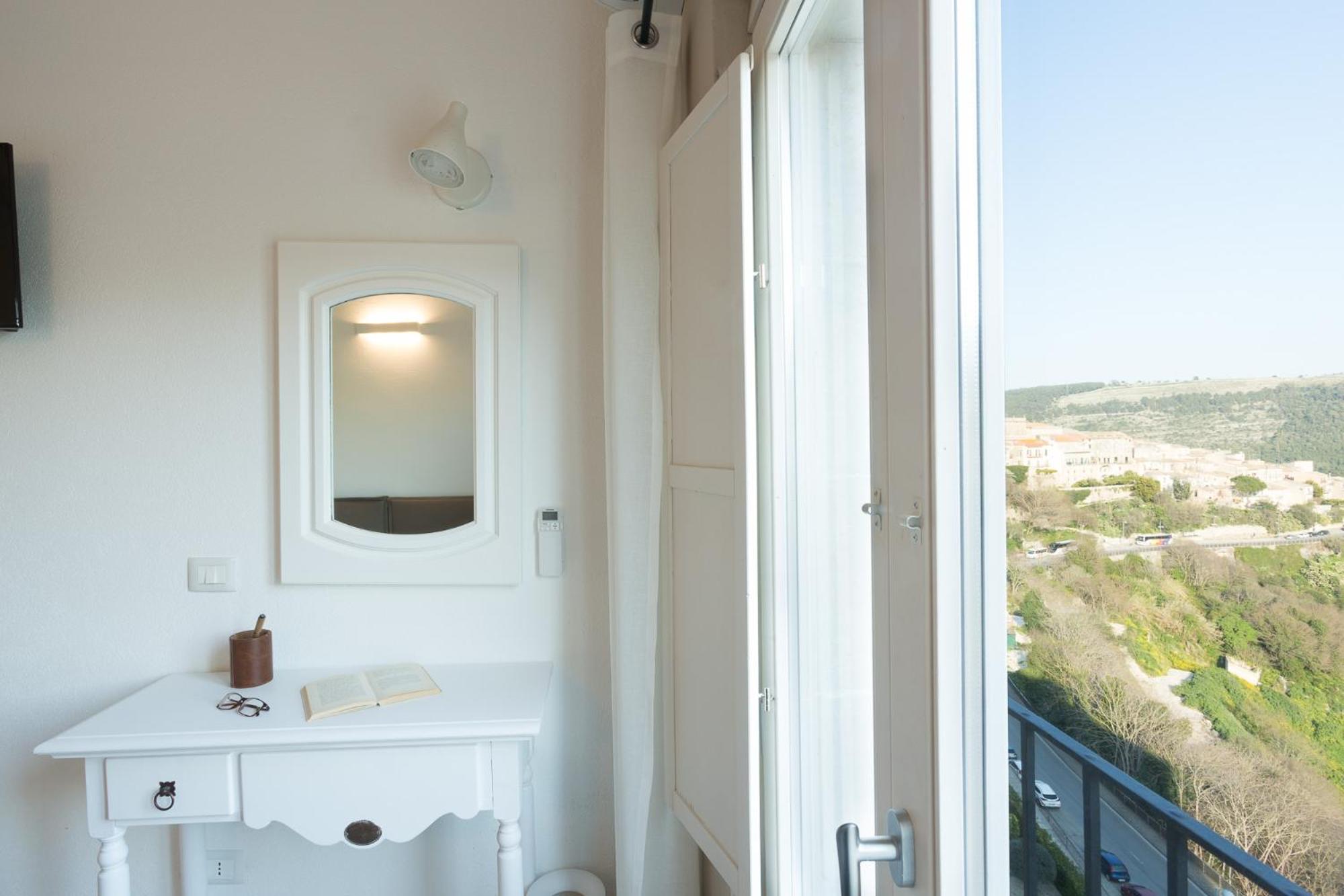 Double Room with Extra Bed - Photo 8