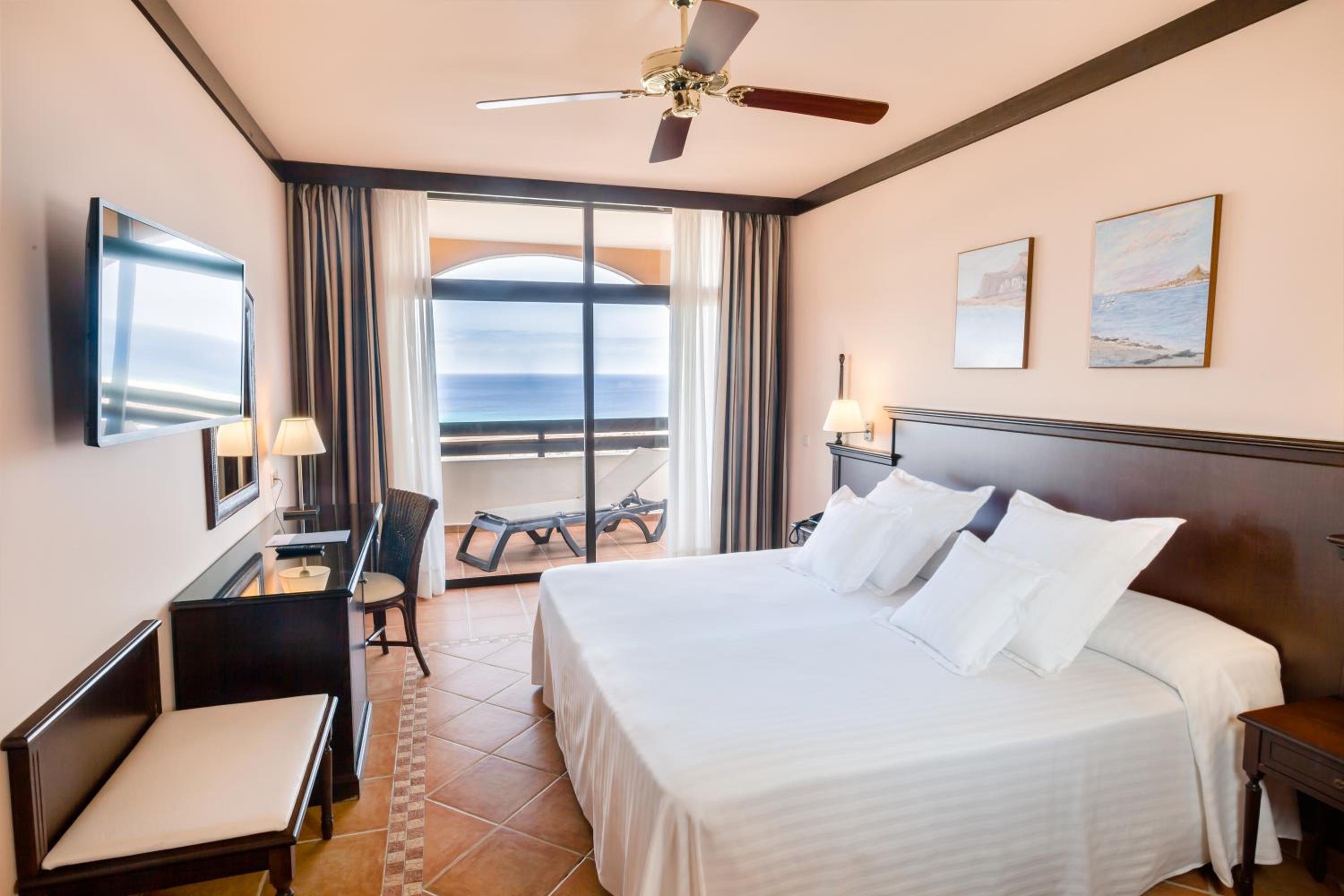Deluxe Room with Sea View - Photo 1
