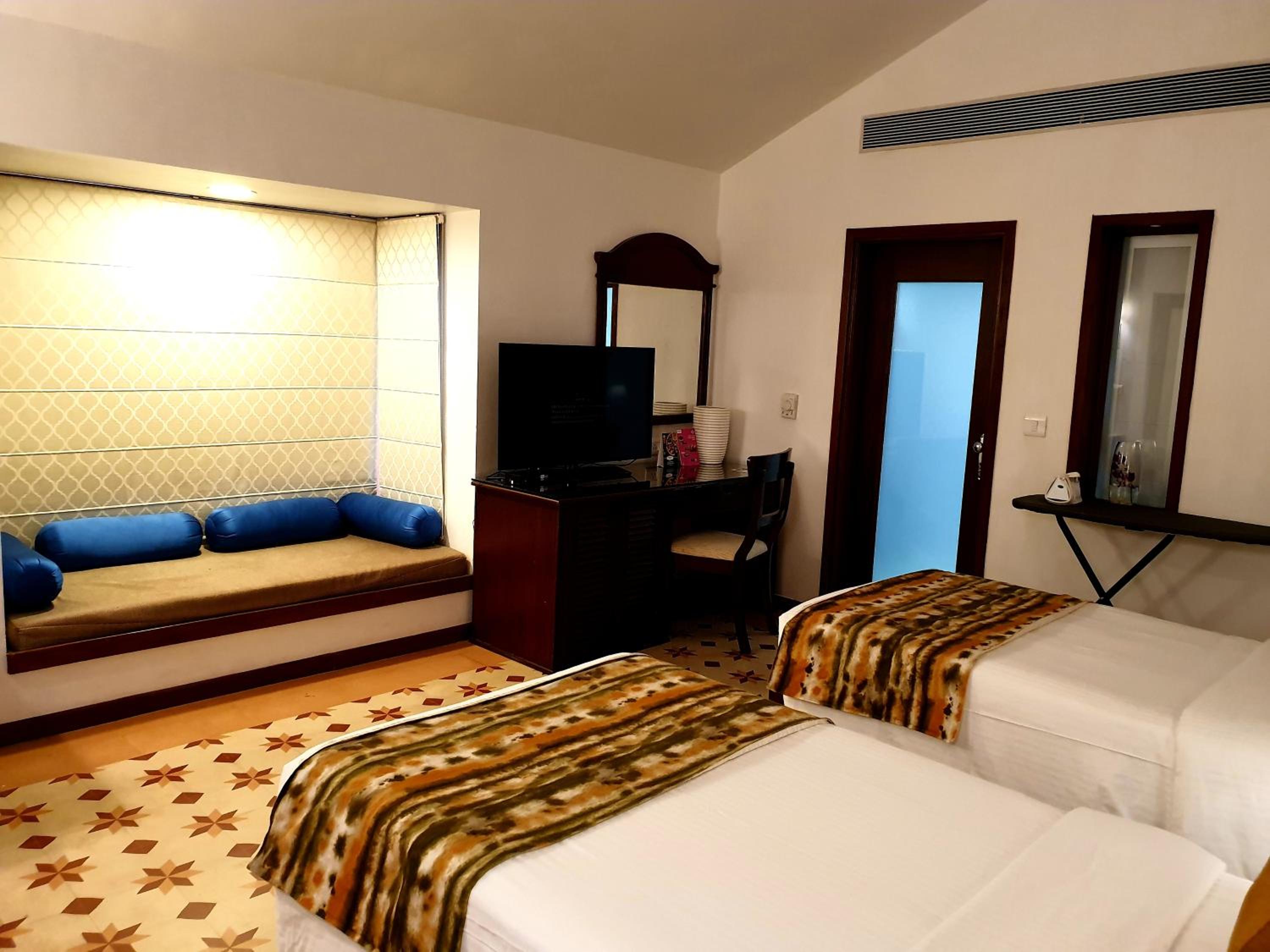 Twin Room - - 4 pints of beer bucket per stay, 10% Discount on Food & Beverages, Laundry and SPA Twin Room - - 4 pints of beer bucket per stay, 10% Discount on Food & Beverages, Laundry and SPA