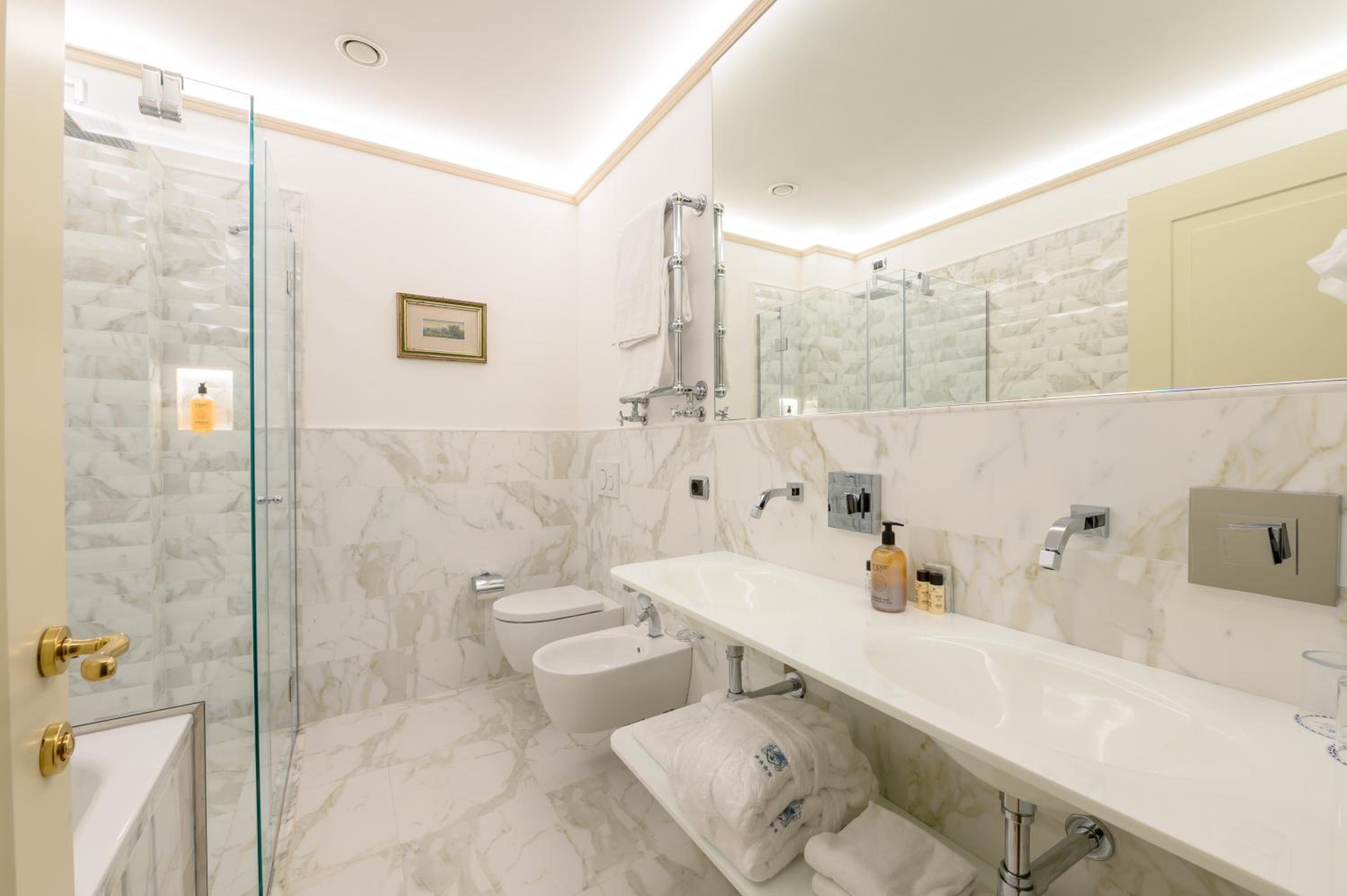 Deluxe Double or Twin Room with Balcony - Photo 11