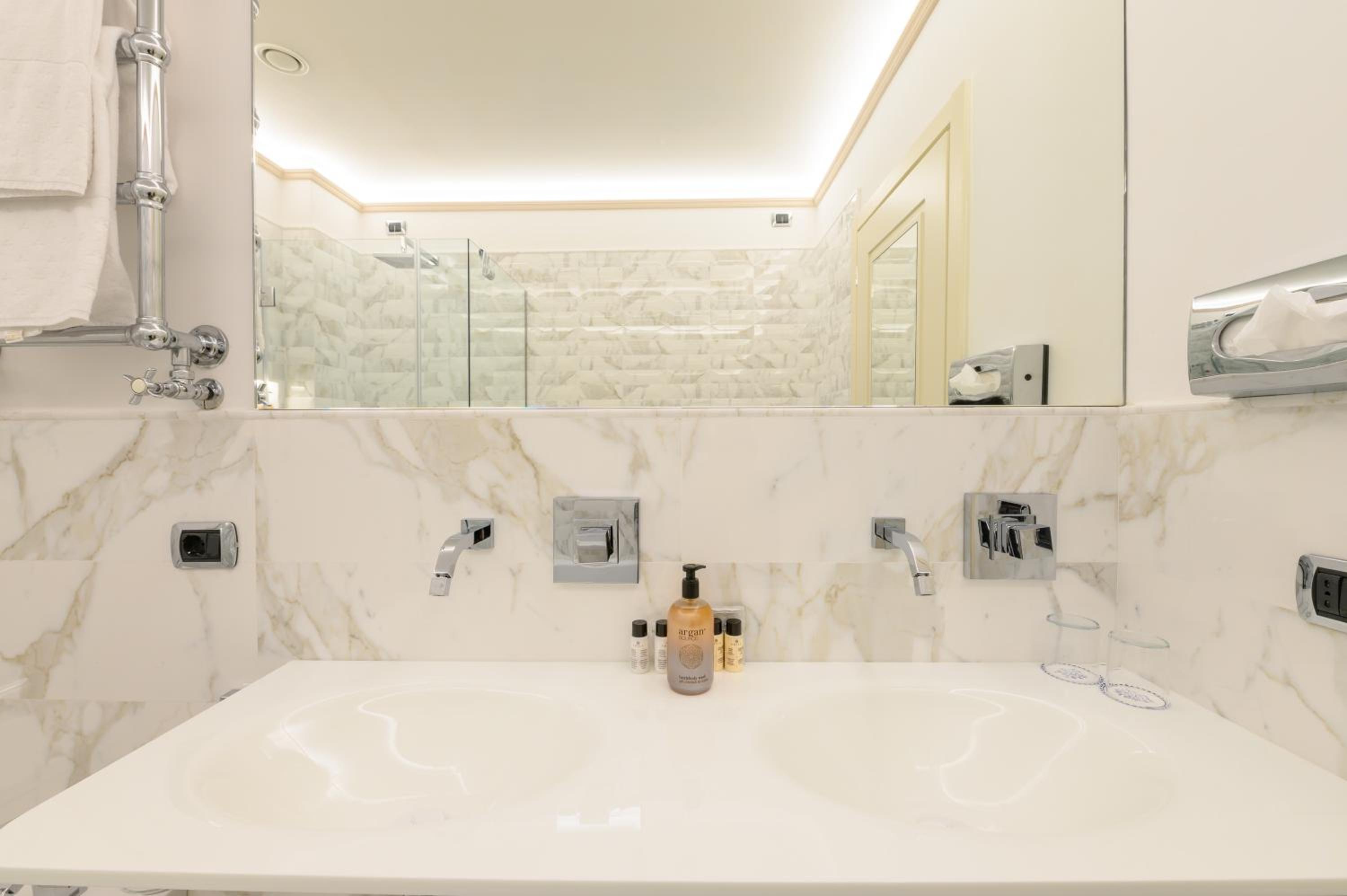 Deluxe Double or Twin Room with Balcony - Photo 10