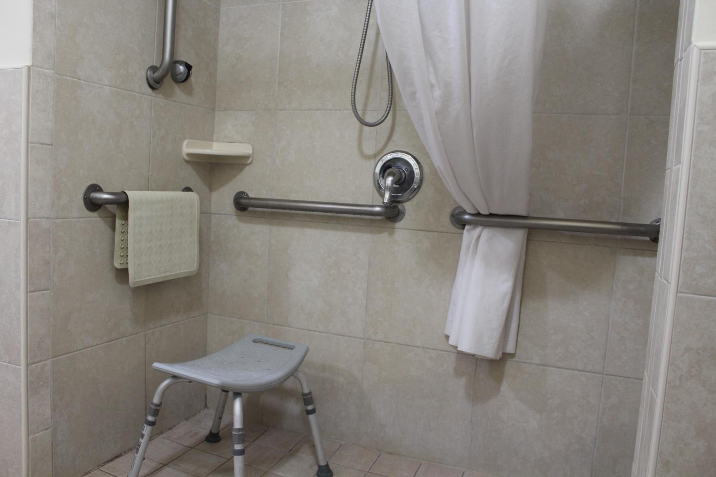 Double Room with Two Double Beds and Mobility Access - Ground Floor/Non-Smoking - Photo 13