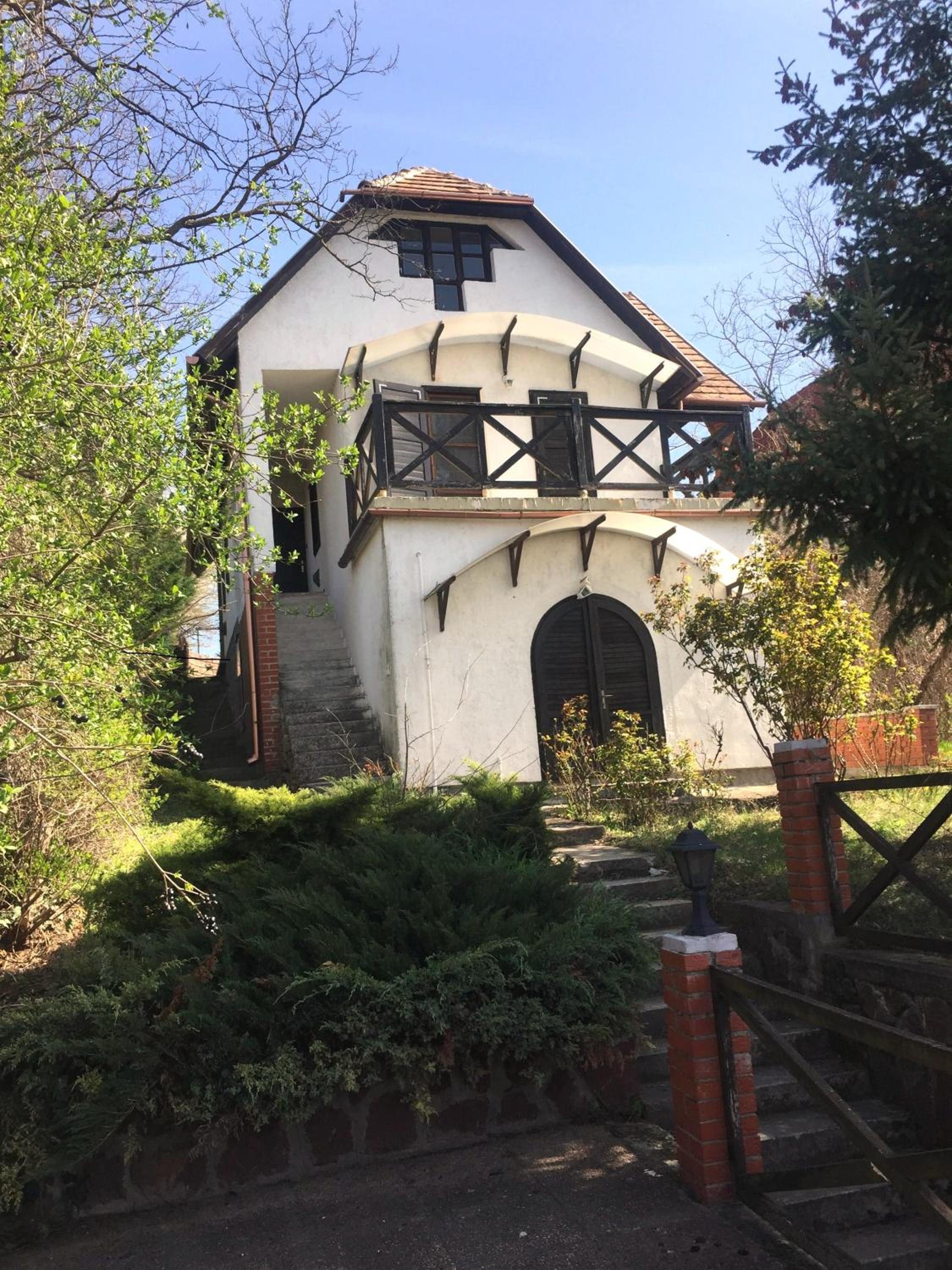 Four-Bedroom House - Photo 2