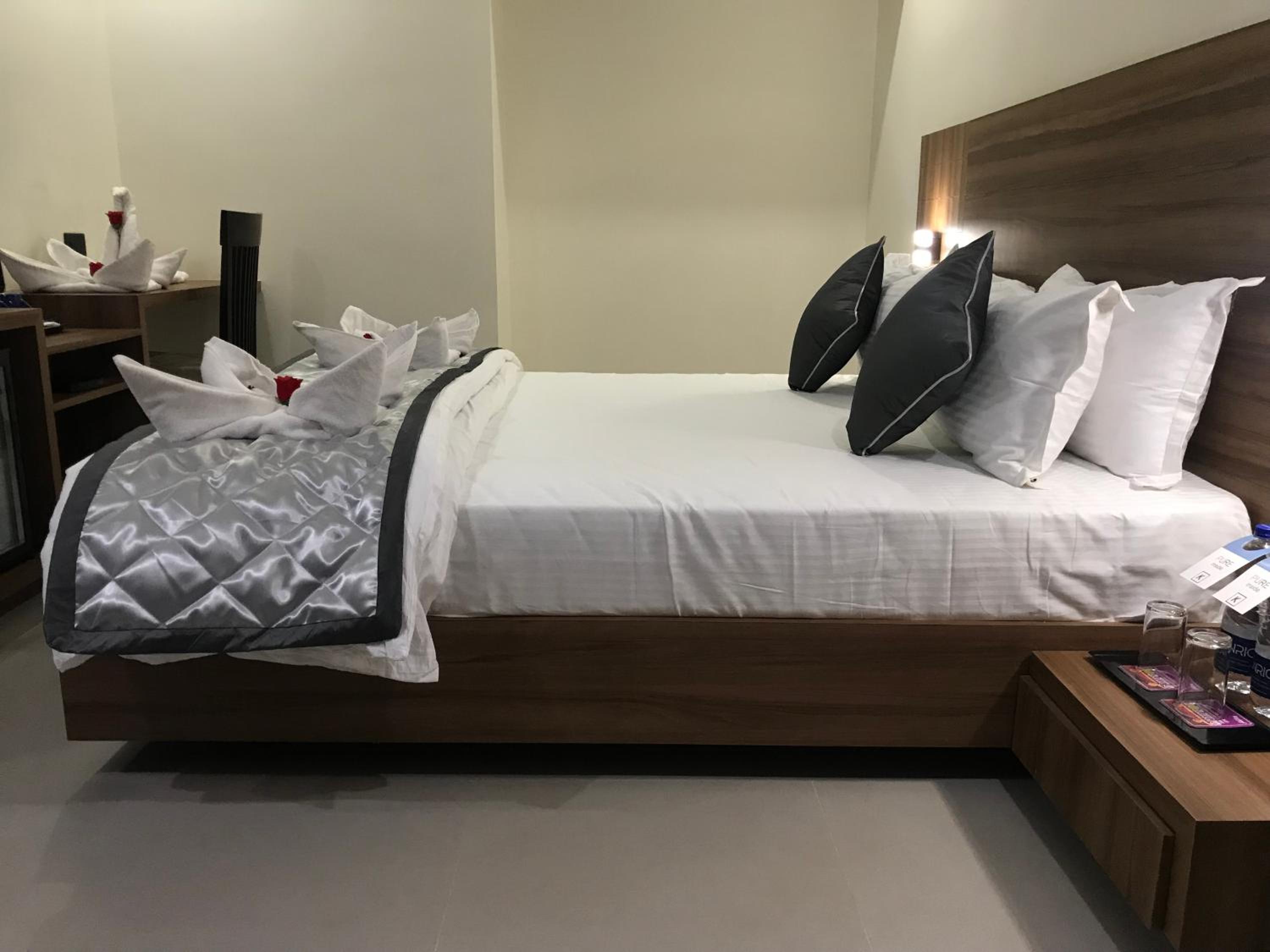Suite - Photo 11