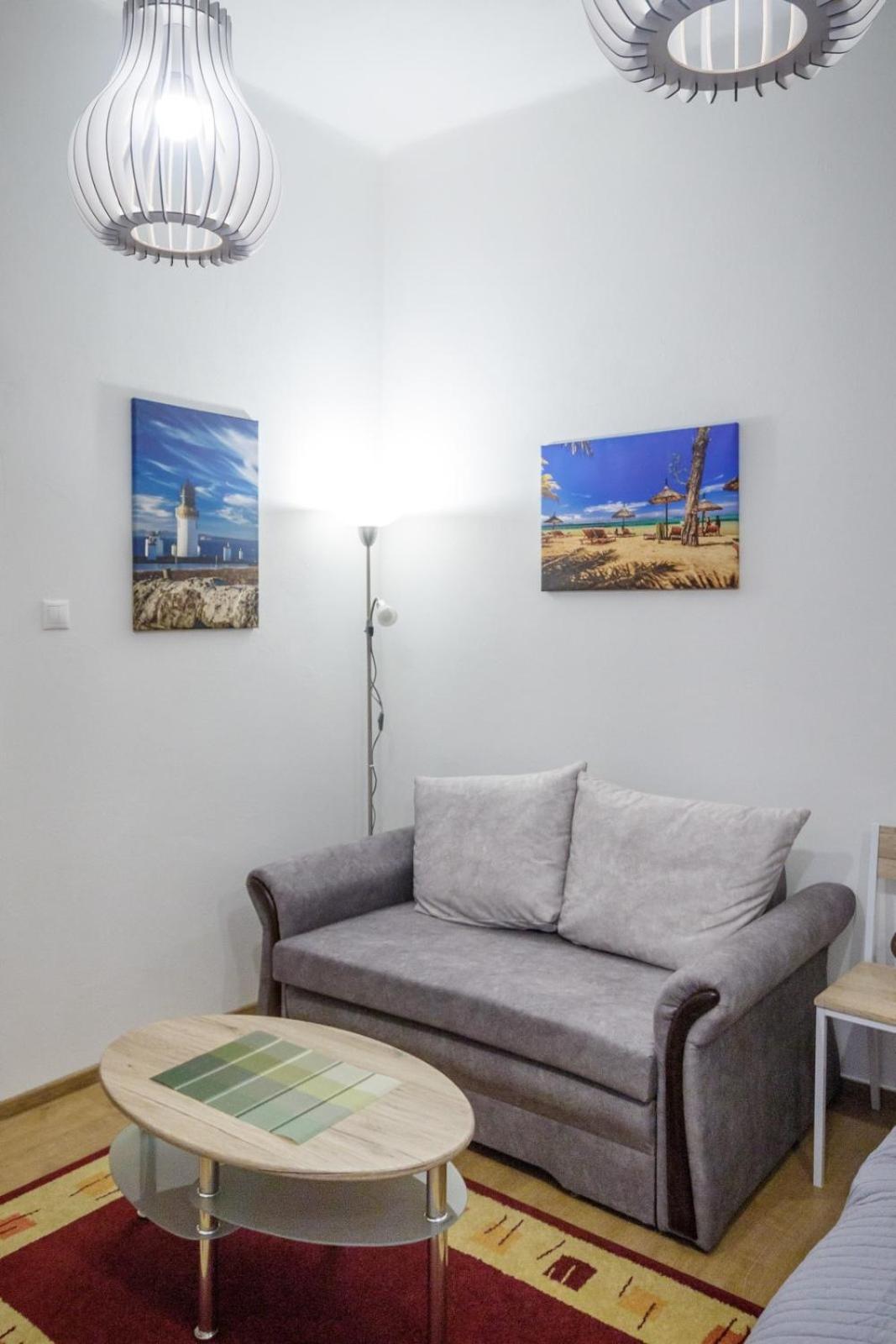 One-Bedroom Apartment - Photo 2