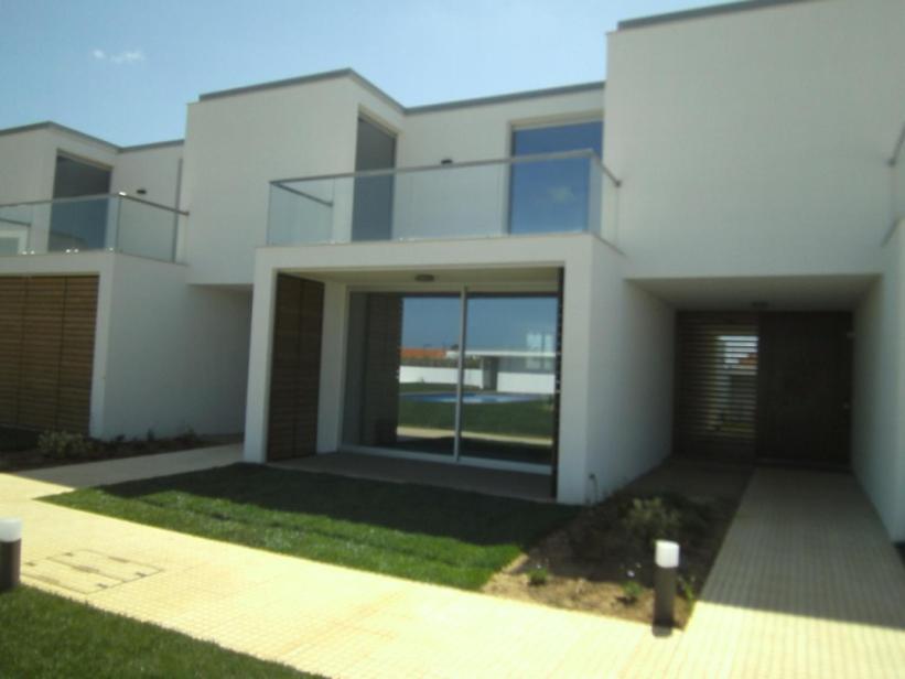 Three-Bedroom House photo 3