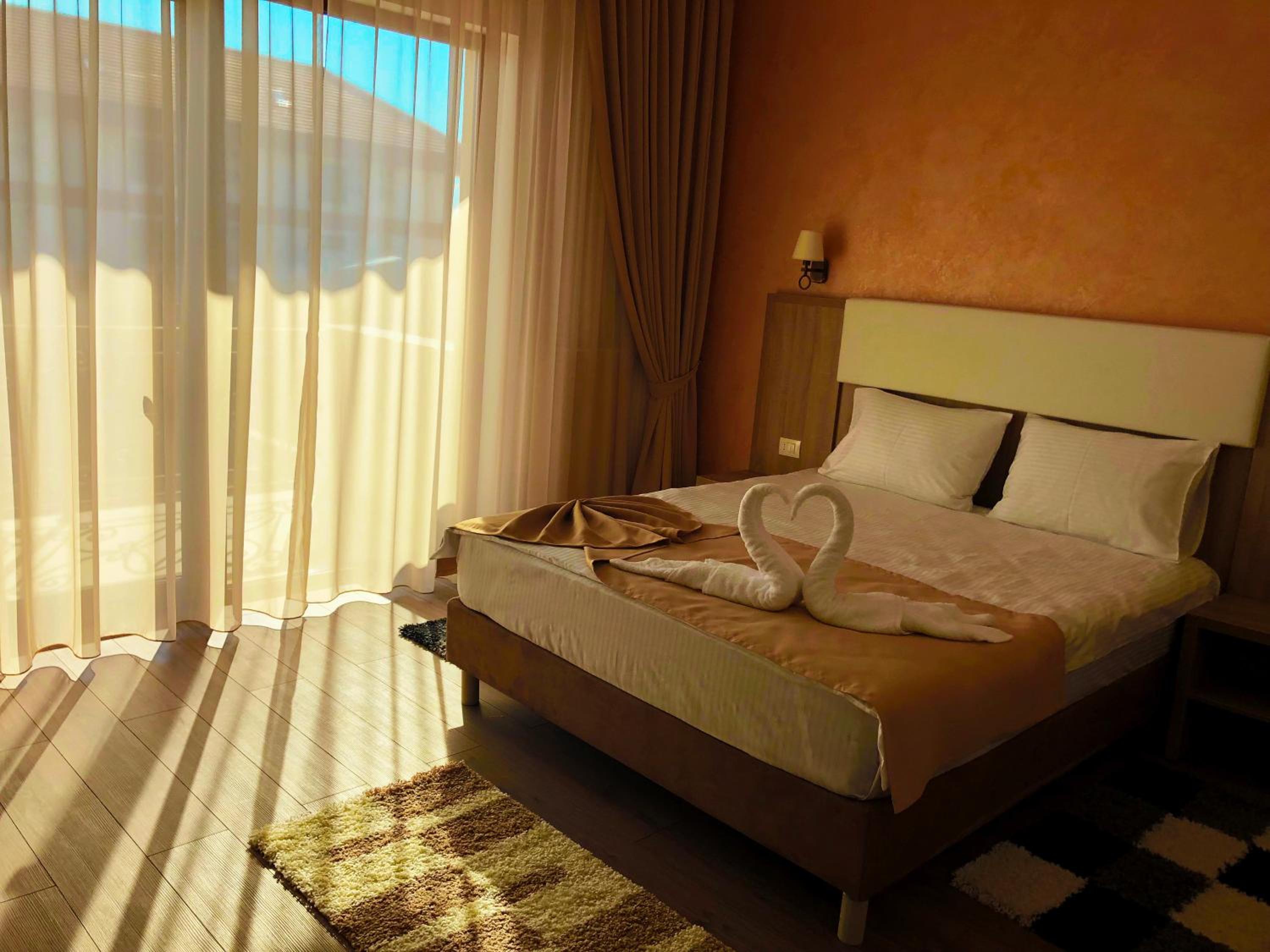 King Room with Balcony - Photo 8