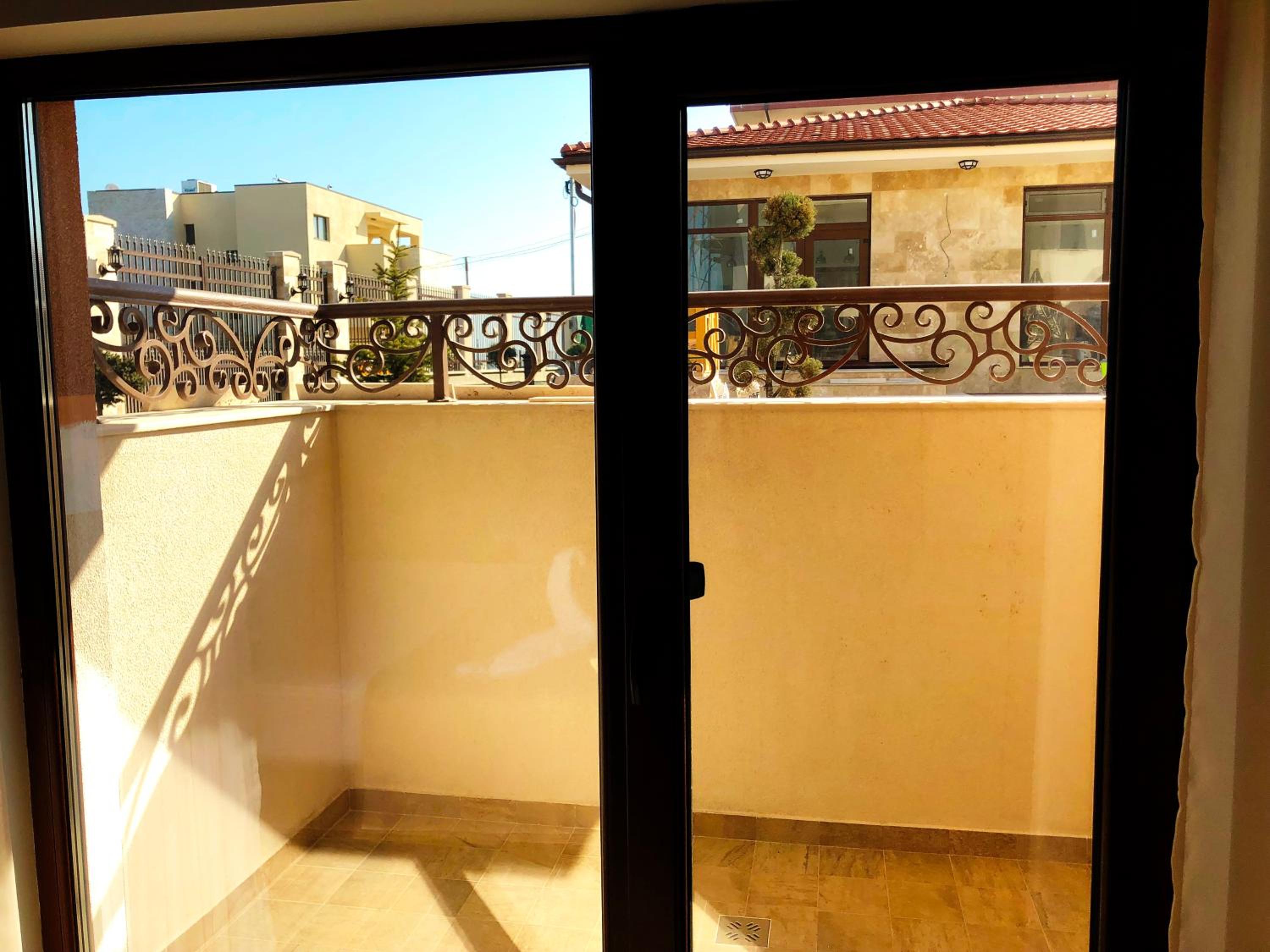 Twin Room with Balcony- Semi-Basement - Photo 4