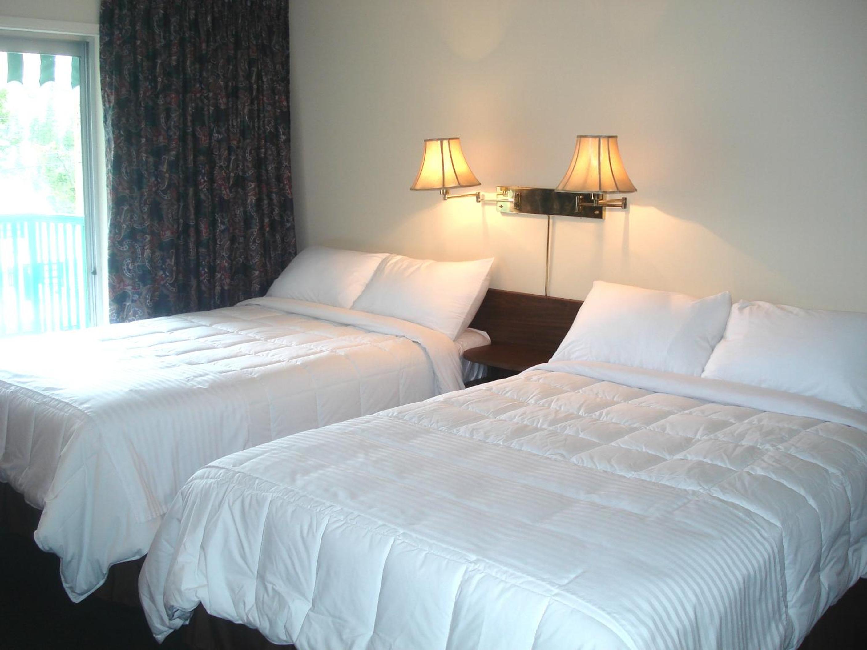 Queen Room - No Air Conditioning photo 2