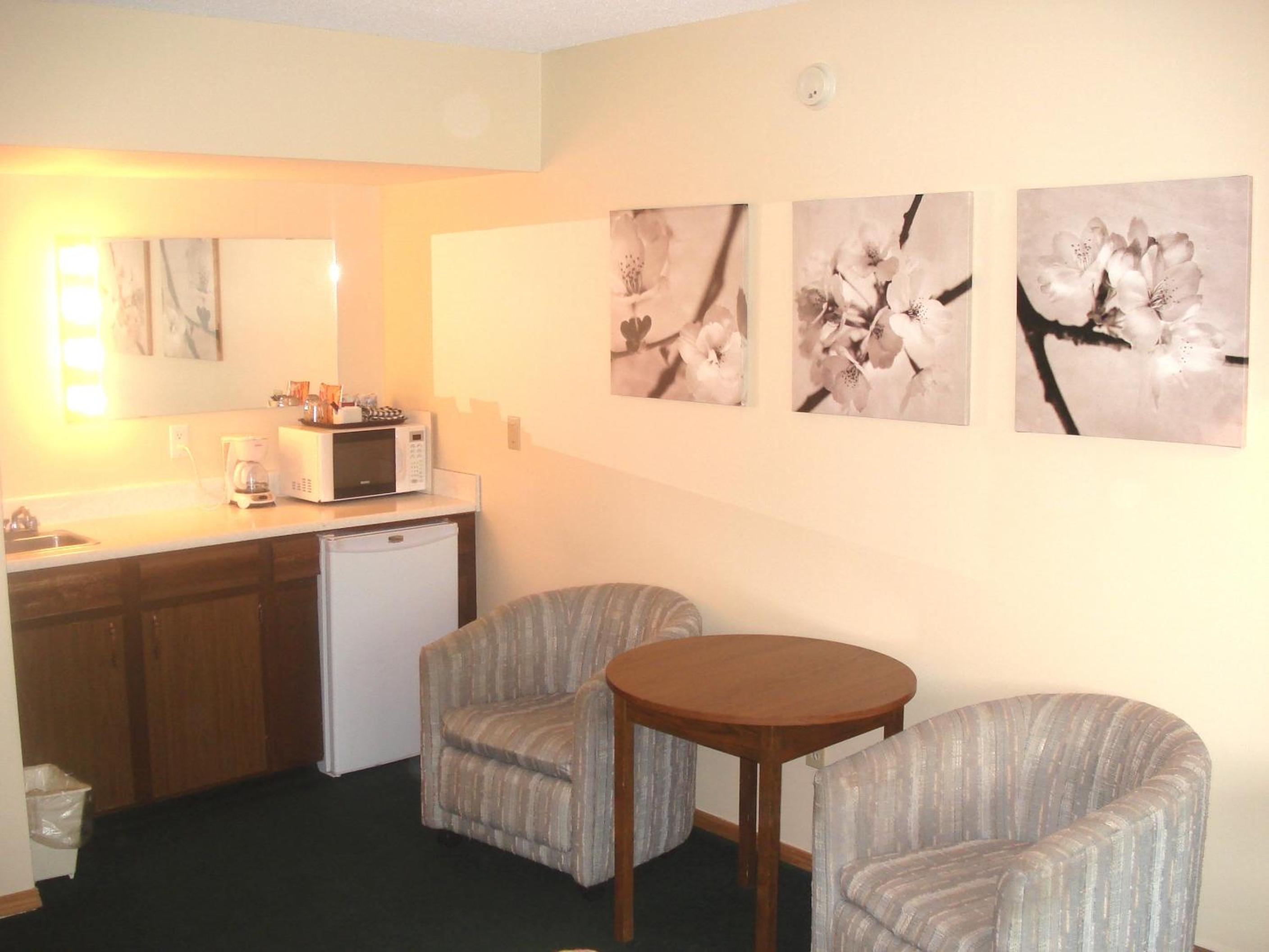 Queen Suite - No Air Conditioning photo 3