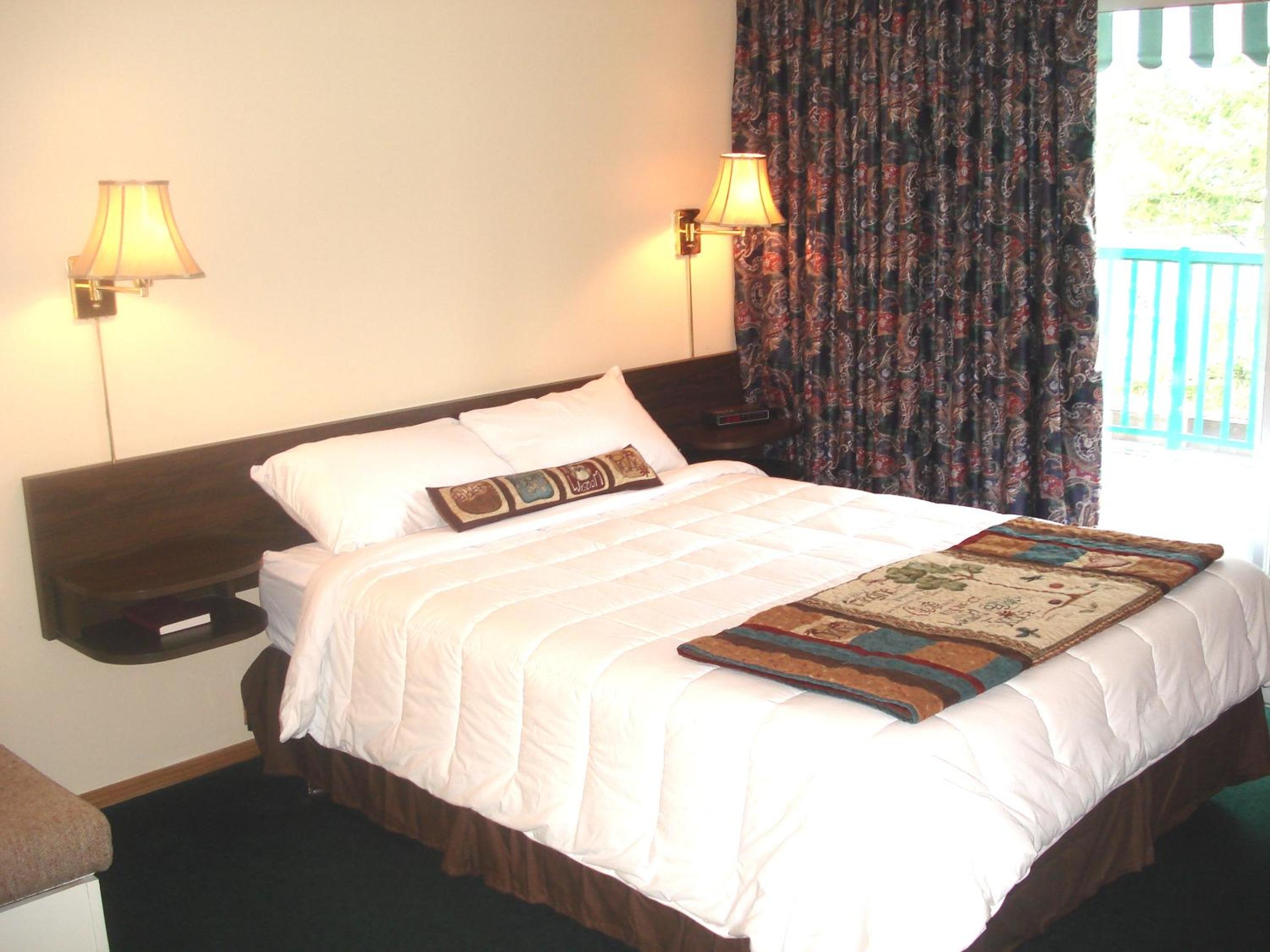 Queen Suite - No Air Conditioning photo 2
