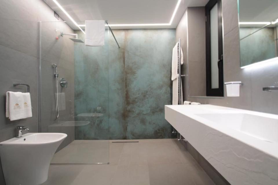 Suite with Spa Access - Photo 2