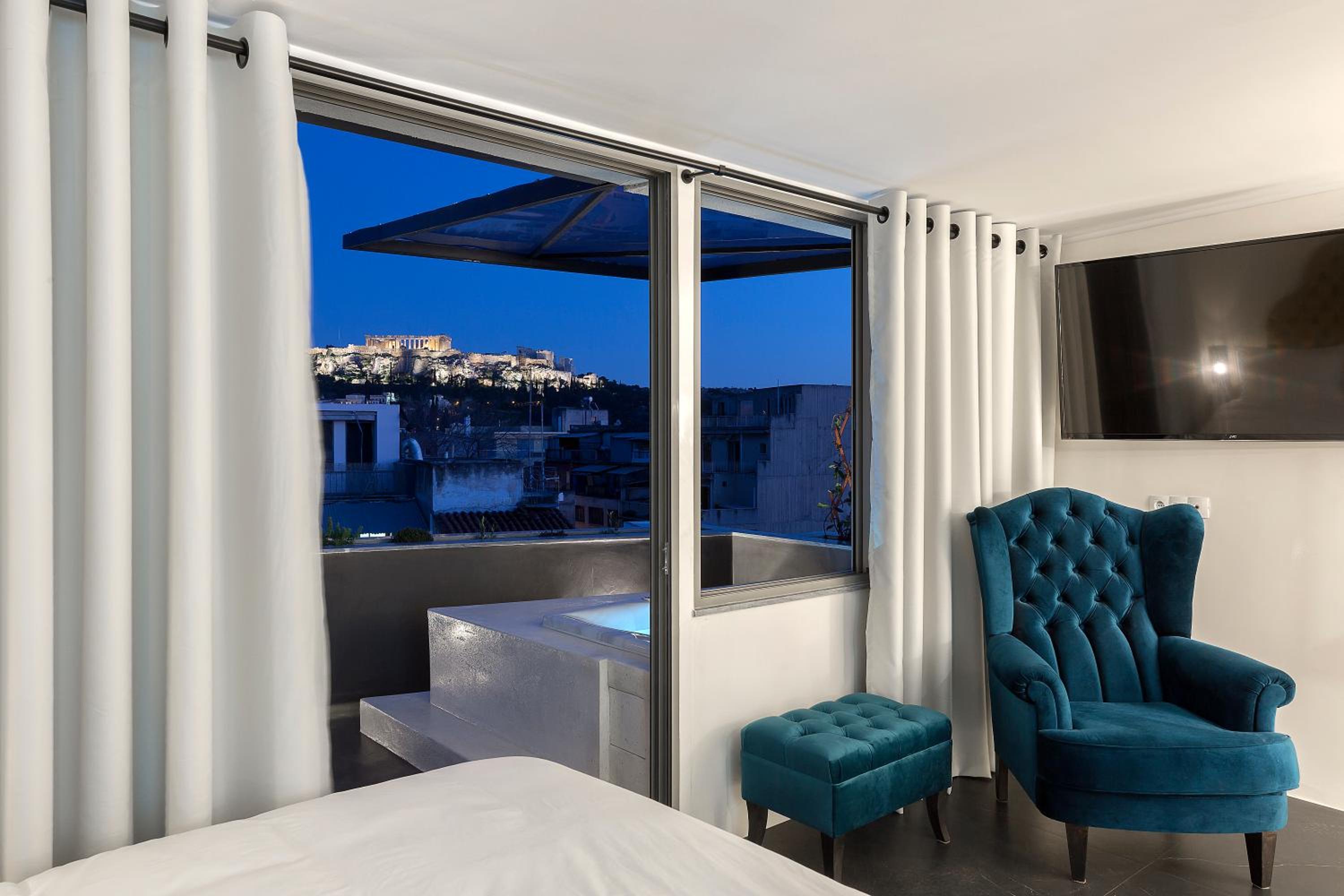 Superior Studio with Outdoor Hot Tub & Acropolis View photo 2