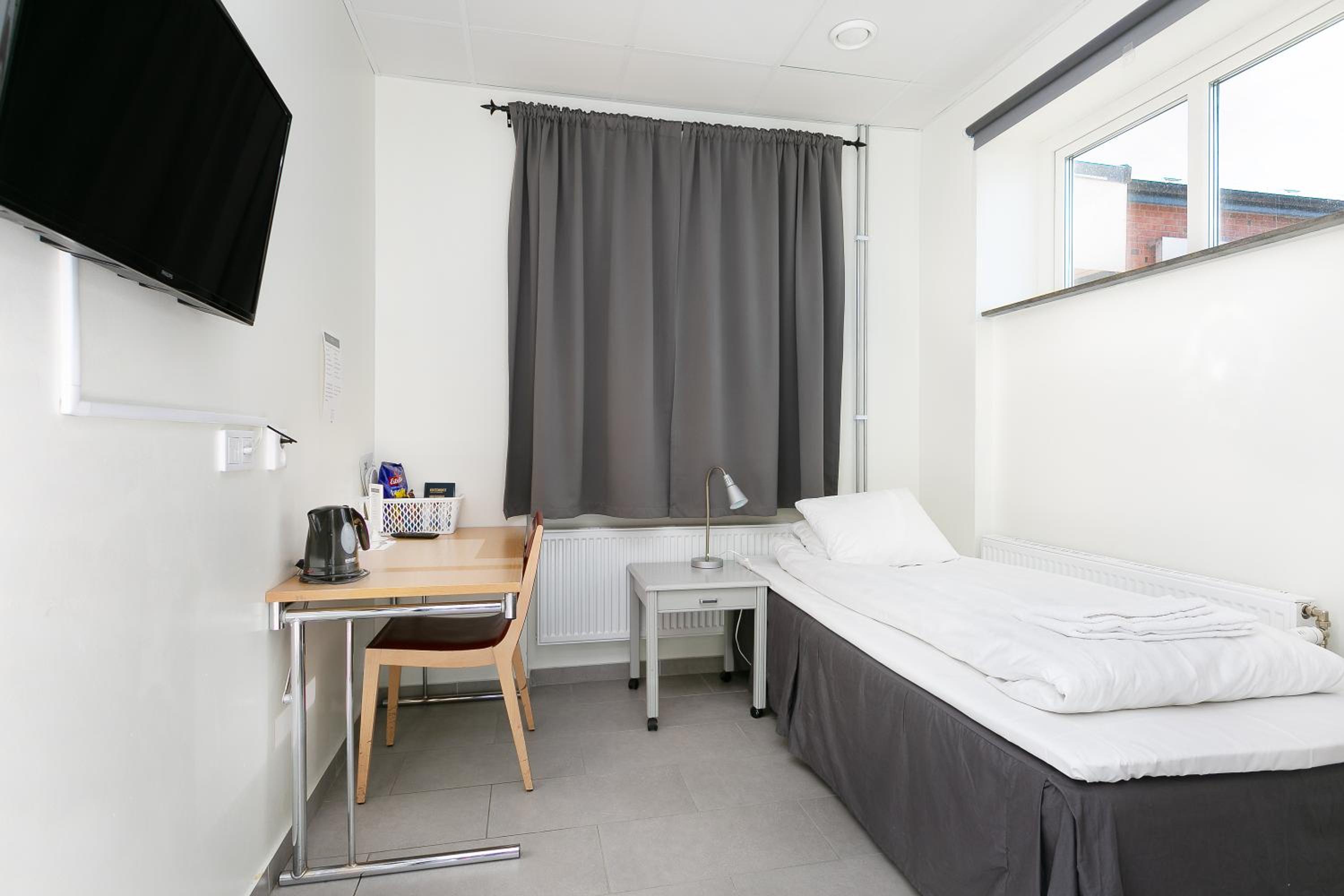 Budget Single Room with Shared Bathroom photo 1
