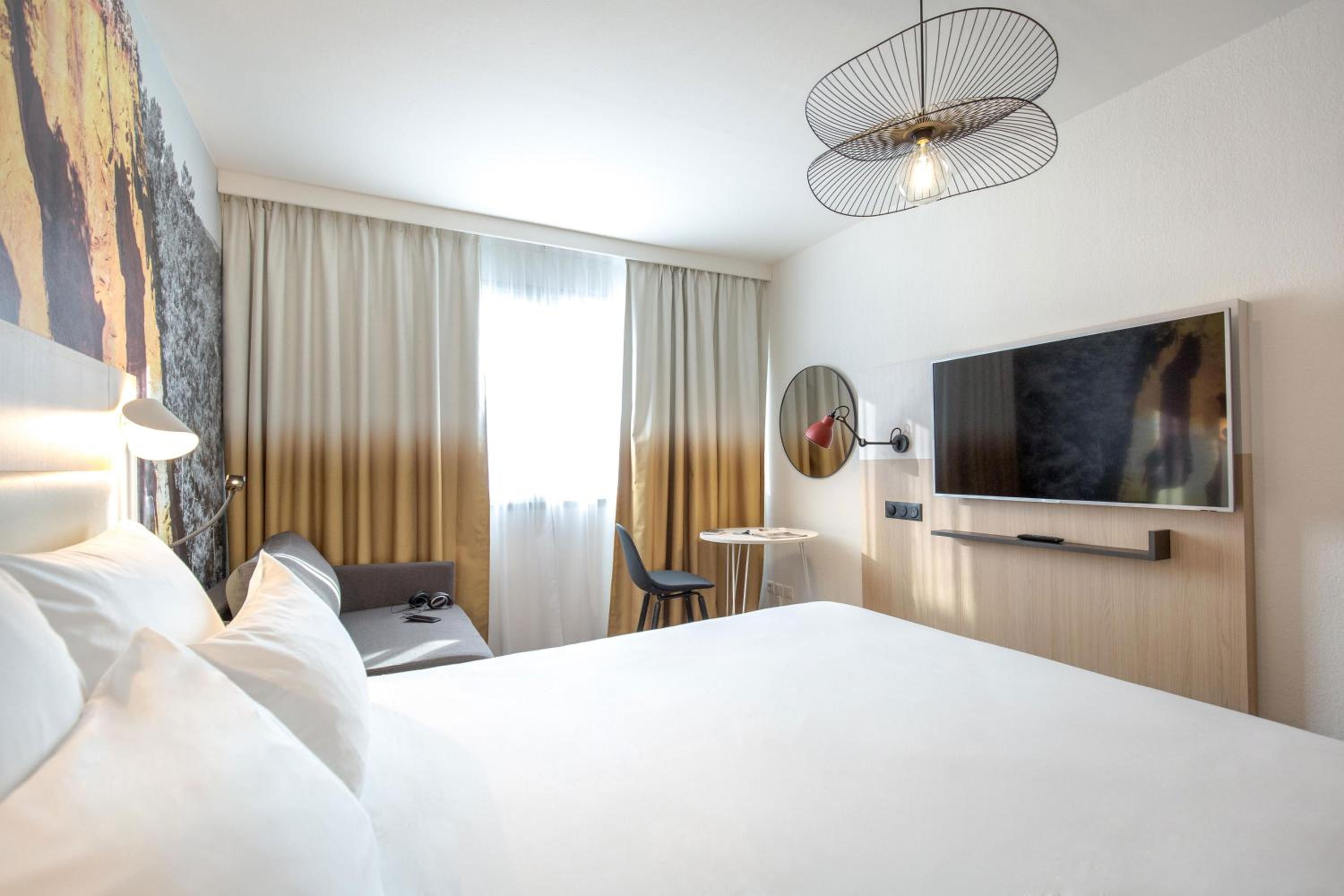 Classic Room with One Double Bed and One Single Bed - Photo 2