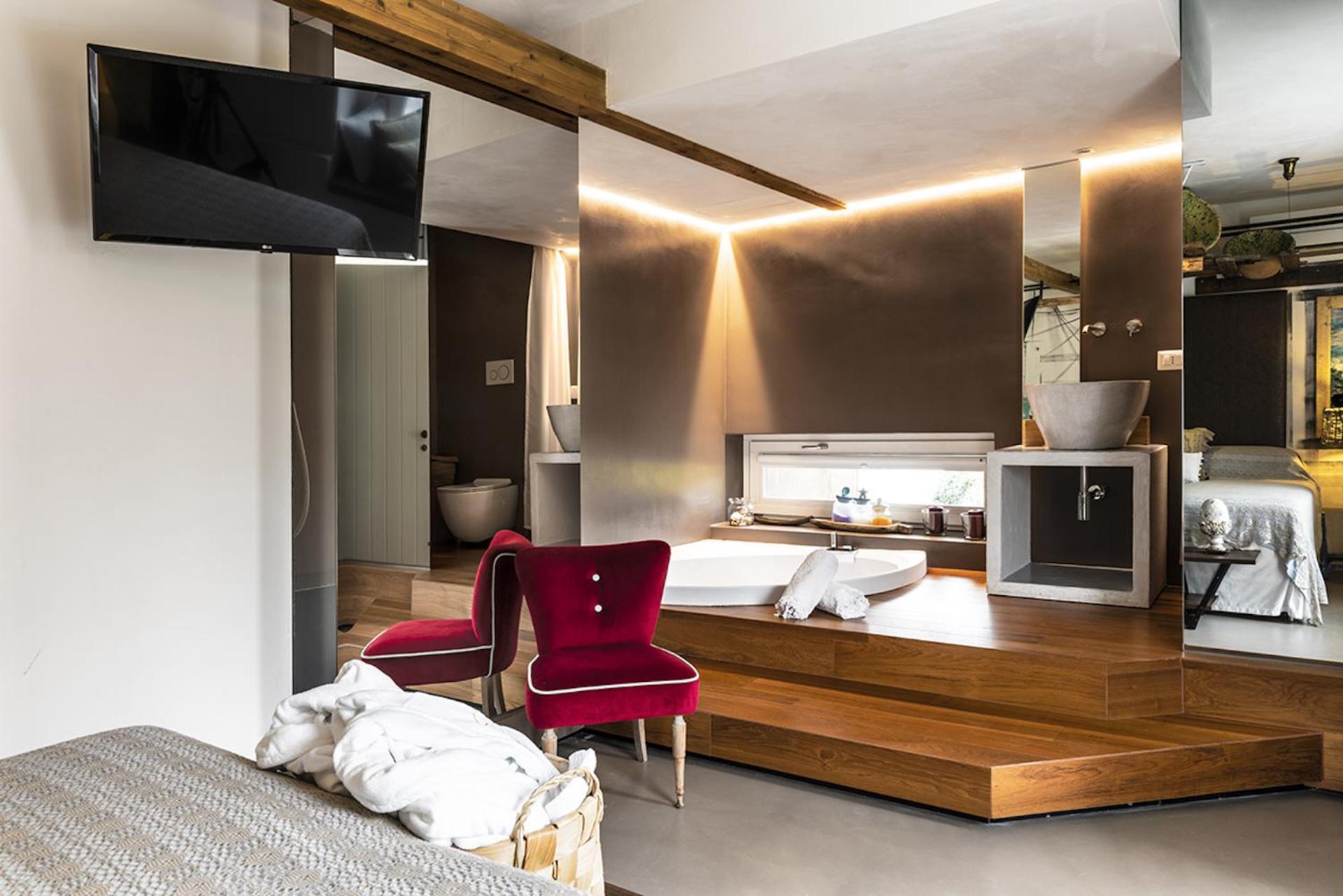 Deluxe Suite with Spa Bath
