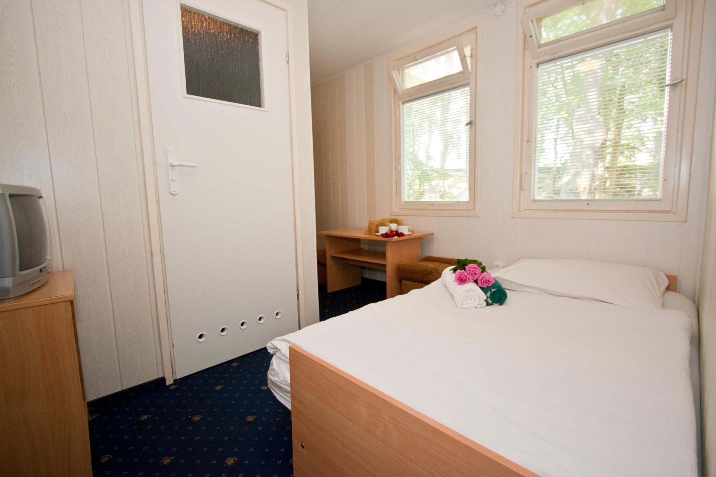 Single Room with Private Bathroom photo 2