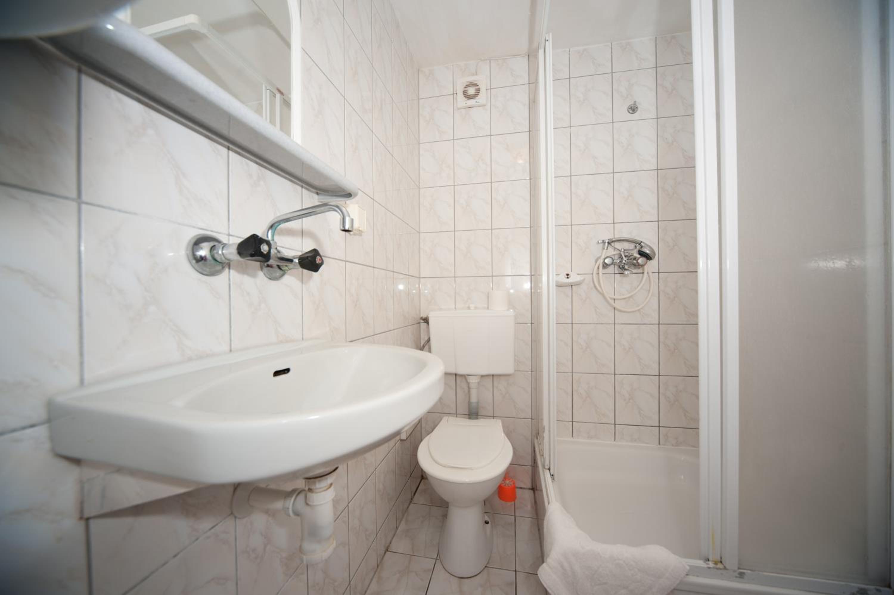 Quadruple Room with Private Bathroom photo 3