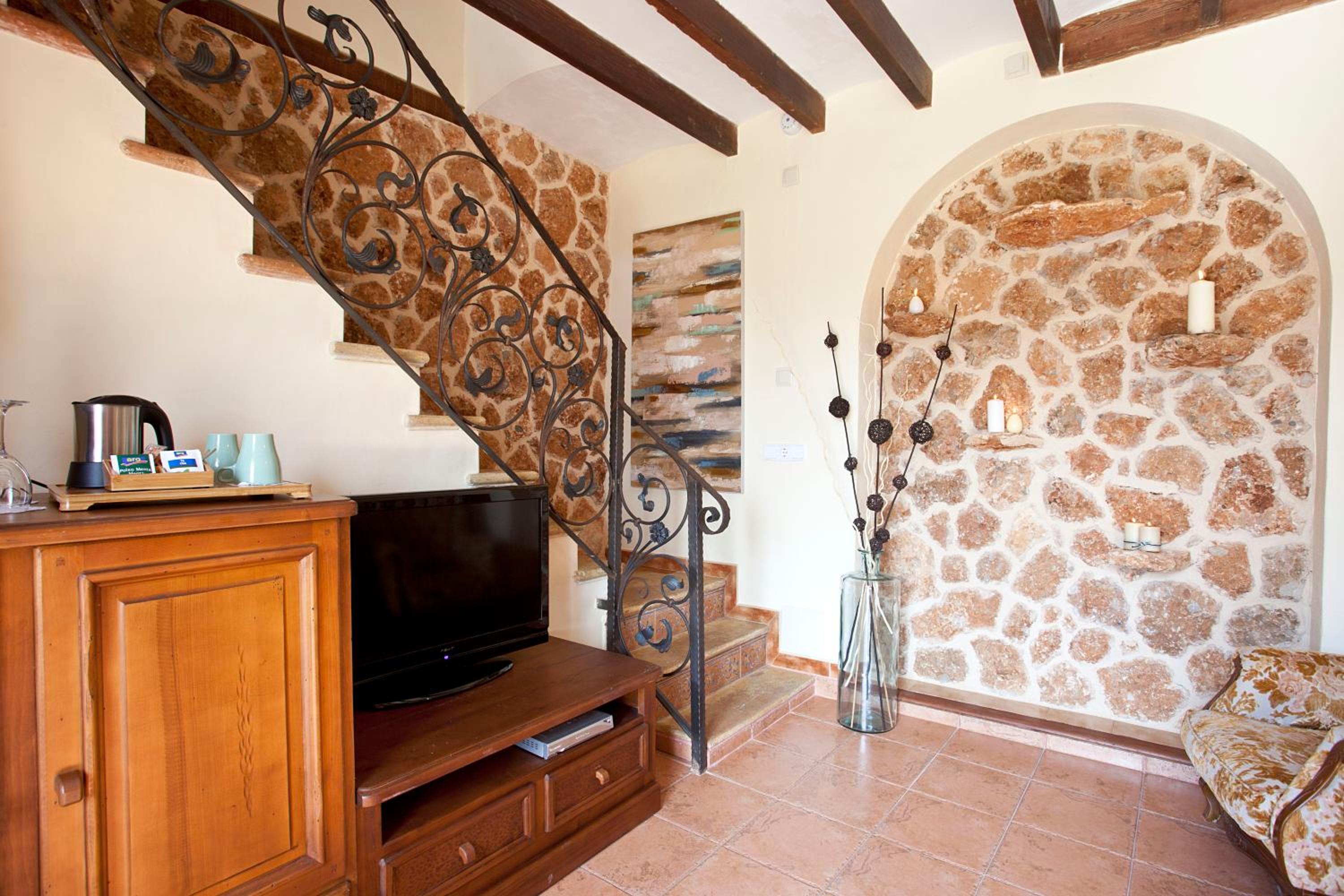 Deluxe Family Suite - Photo 9