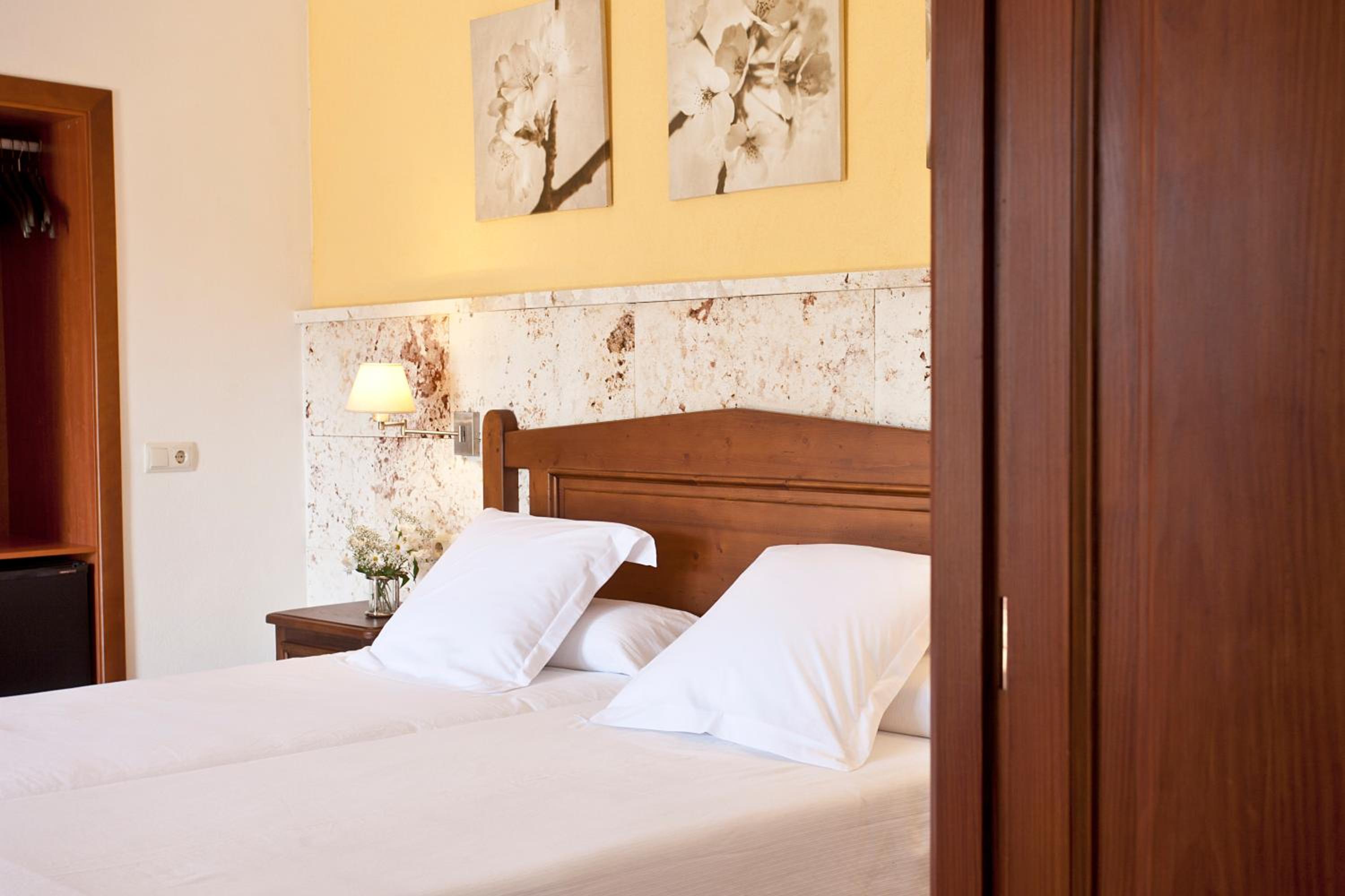 Double or Twin Room - Photo 12