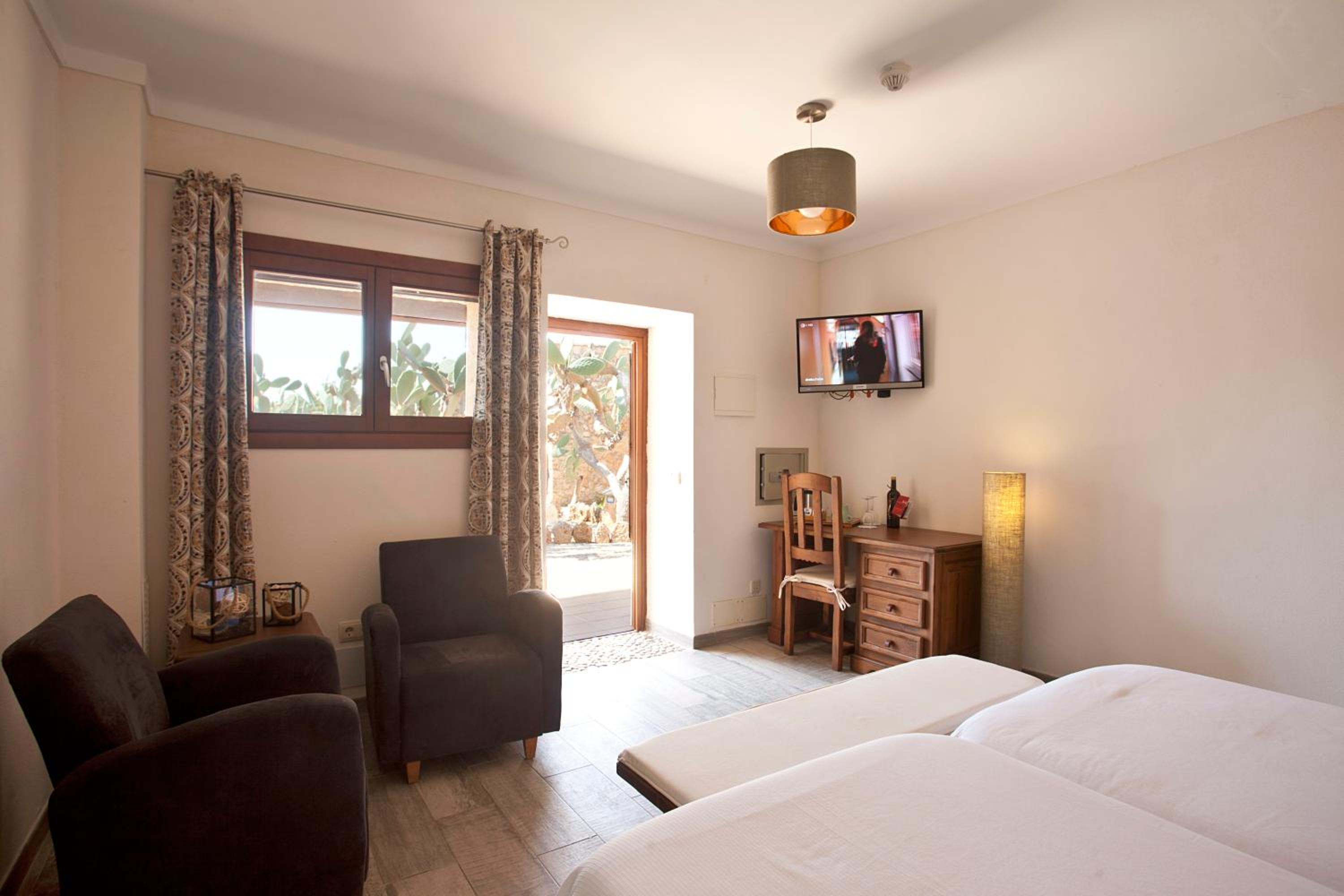 Double or Twin Room - Photo 8