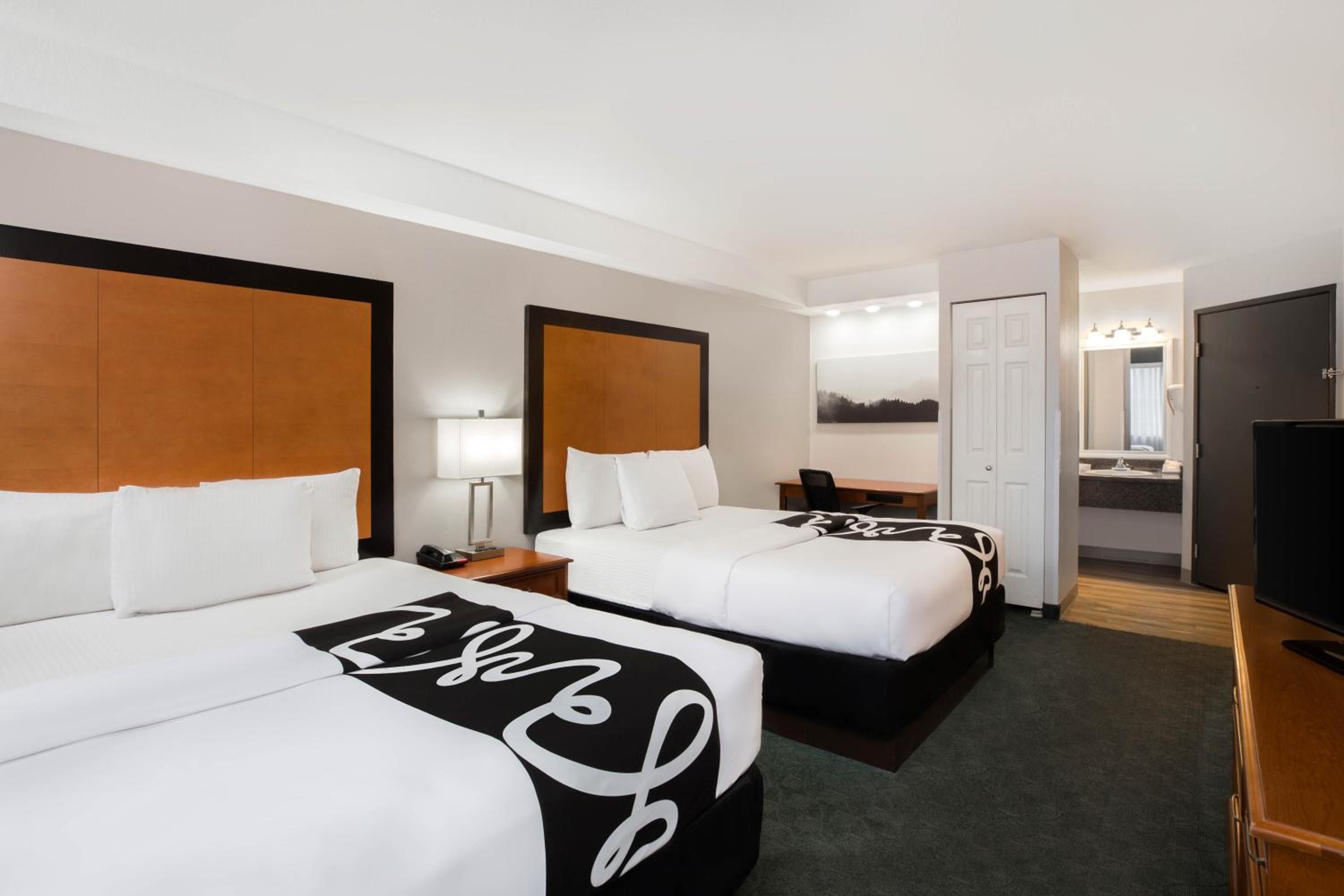 Queen Room with Two Queen Beds - Photo 3